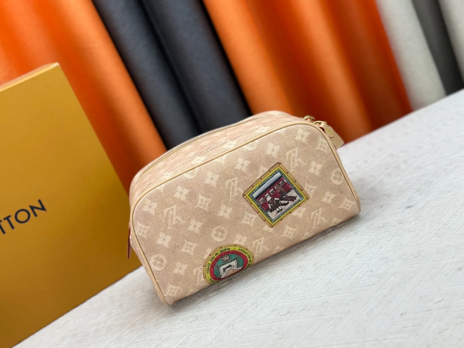 P260 Upgraded original 2-piece set with beige denim stamp M47528 M13669 This Dopp Kit toiletry bag is made of Monogram Eclipse canvas, bringing a restrained choice to Monogram lovers. Plenty of space to store travel essentials, double zippers for secure protection, and wide opening for easy access. 28.0 x 15.0 x 16.5 cm (length x height x width)