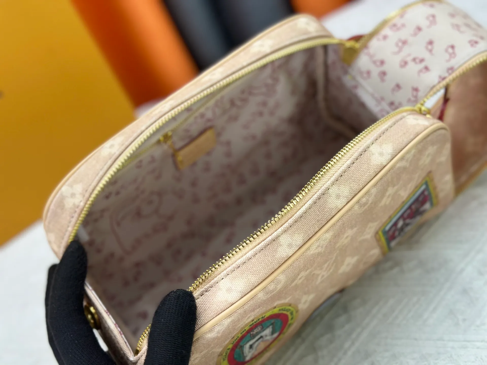 P260 Upgraded original 2-piece set with beige denim stamp M47528 M13669 This Dopp Kit toiletry bag is made of Monogram Eclipse canvas, bringing a restrained choice to Monogram lovers. Plenty of space to store travel essentials, double zippers for secure protection, and wide opening for easy access. 28.0 x 15.0 x 16.5 cm (length x height x width)
