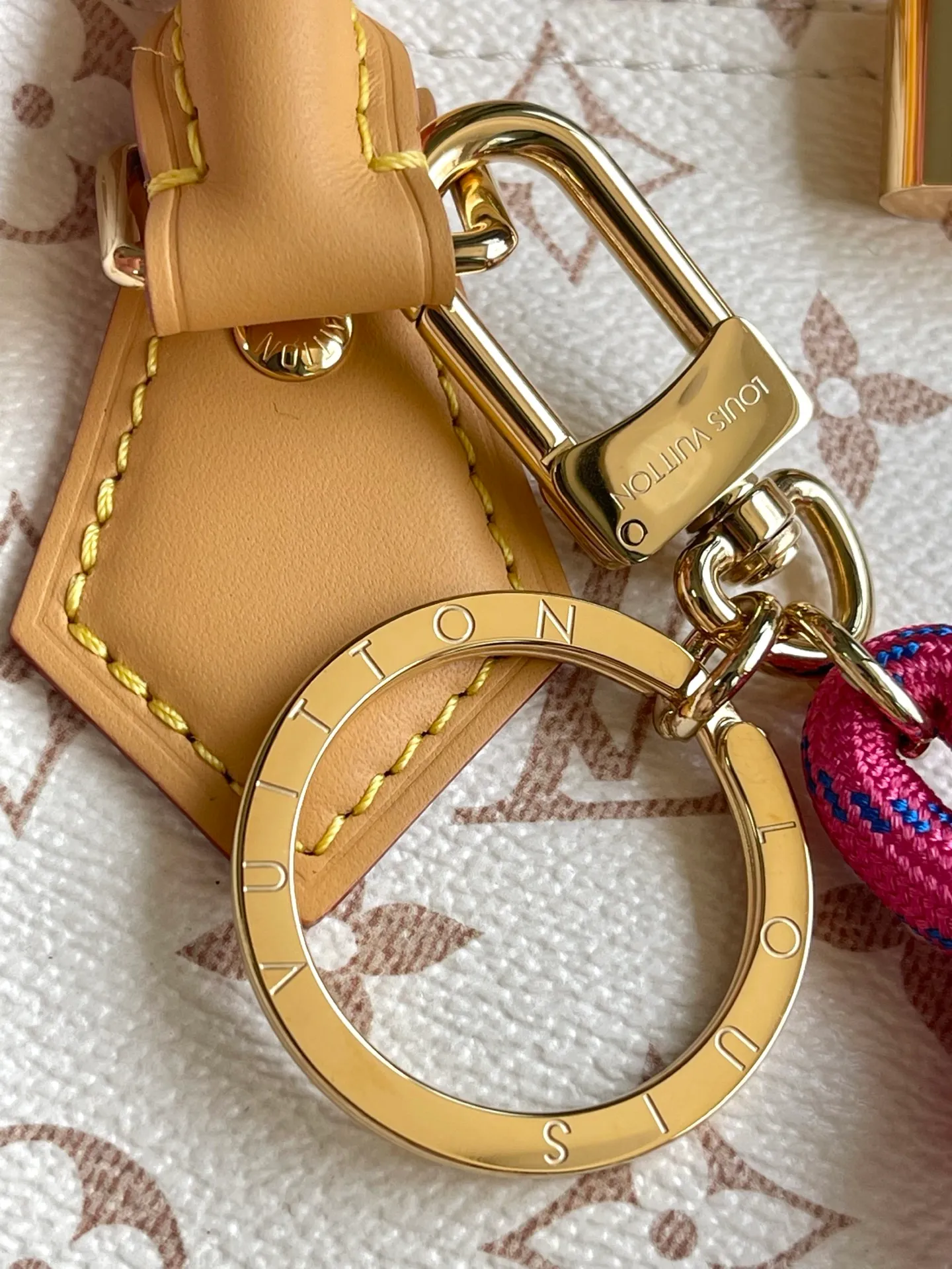 💰1100 Top original order M15108 This Speedy Soft 30 Lucky handbag is trimmed with Monogram Dune canvas VWN leather, and is decorated with jewelry-like decoration, contrasting color lining, rope knots and dazzling metal parts to highlight the exquisite details. The ample structure can easily accommodate a tablet computer and daily needs. Dimensions: 30 × 21 × 17 cm