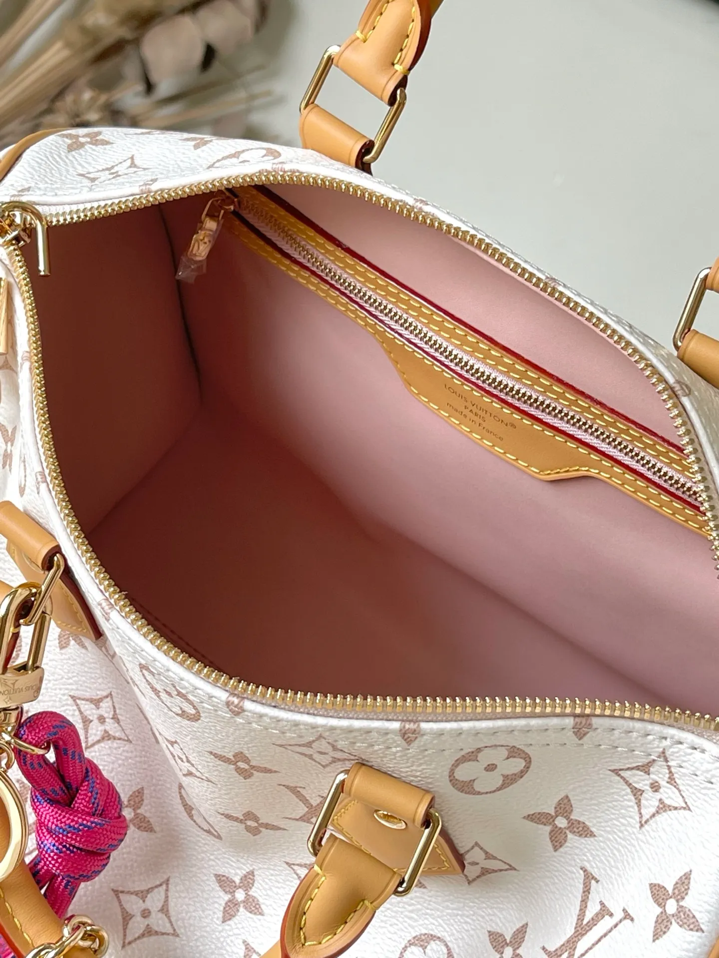 💰1100 Top original order M15108 This Speedy Soft 30 Lucky handbag is trimmed with Monogram Dune canvas VWN leather, and is decorated with jewelry-like decoration, contrasting color lining, rope knots and dazzling metal parts to highlight the exquisite details. The ample structure can easily accommodate a tablet computer and daily needs. Dimensions: 30 × 21 × 17 cm