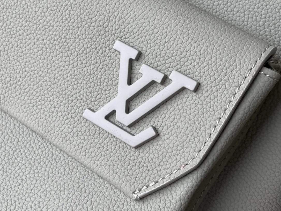 💰1160 (top layer leather) top original order M22503 gray green Aerogram backpack The new Aerogram backpack revolutionizes the trend with its elegant temperament. Fine calfskin, as soft as old aviation letterhead, is embellished with a matte metal LV logo. The main compartment and flap front pocket provide plenty of space for weekend trips or wandering around the city. Dimensions: 43.0 x 30.0 x 14.0