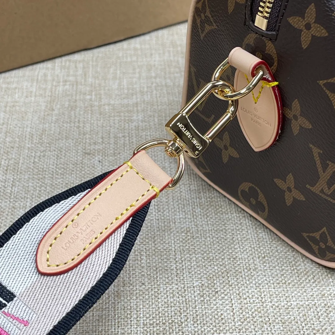 [Upgraded version] P540💰Upgraded version New pillow bag M45957❣️Comes with complete packaging❣️With new version of adjustable shoulder strap Speedy 20 handbag👉New colorful shoulder strap is even more fashionable! Dimensions 20.5x 13.5x 12cm