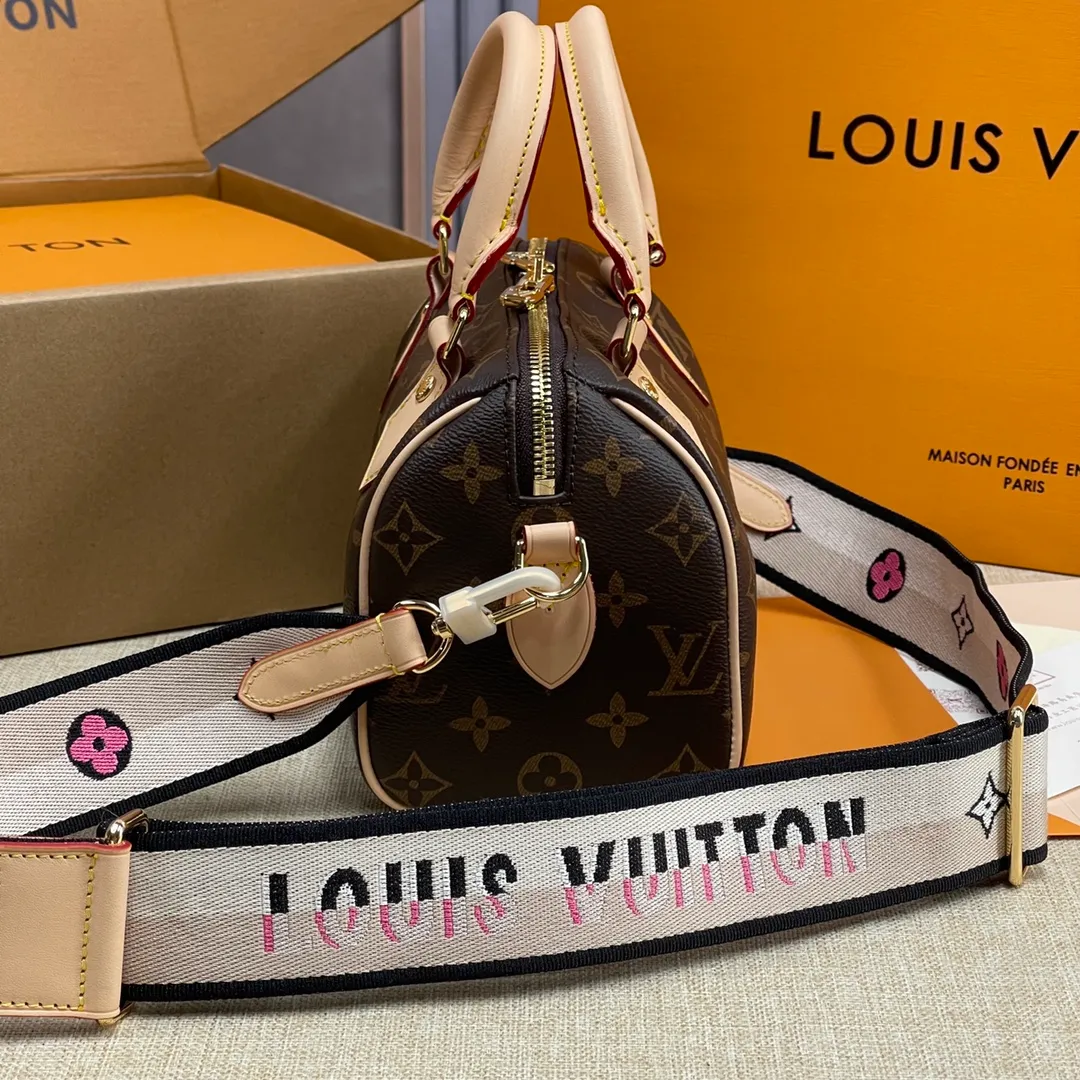 [Upgraded version] P540💰Upgraded version New pillow bag M45957❣️Comes with complete packaging❣️With new version of adjustable shoulder strap Speedy 20 handbag👉New colorful shoulder strap is even more fashionable! Dimensions 20.5x 13.5x 12cm