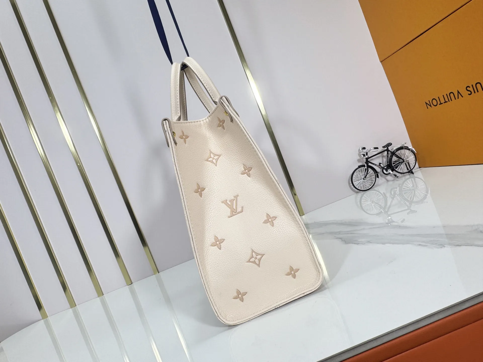 P260 upgrades the original M14403. This OnTheGo small handbag renews the brand's classic Monogram Empreinte leather, using the same tone to outline the pattern. The detachable metal chain accentuates the details, the striped fabric lining adds an elegant touch, and the detachable shoulder strap allows for shoulder or cross-body wear. 35.0 x 27.0 x 14 cm (length x height x width)