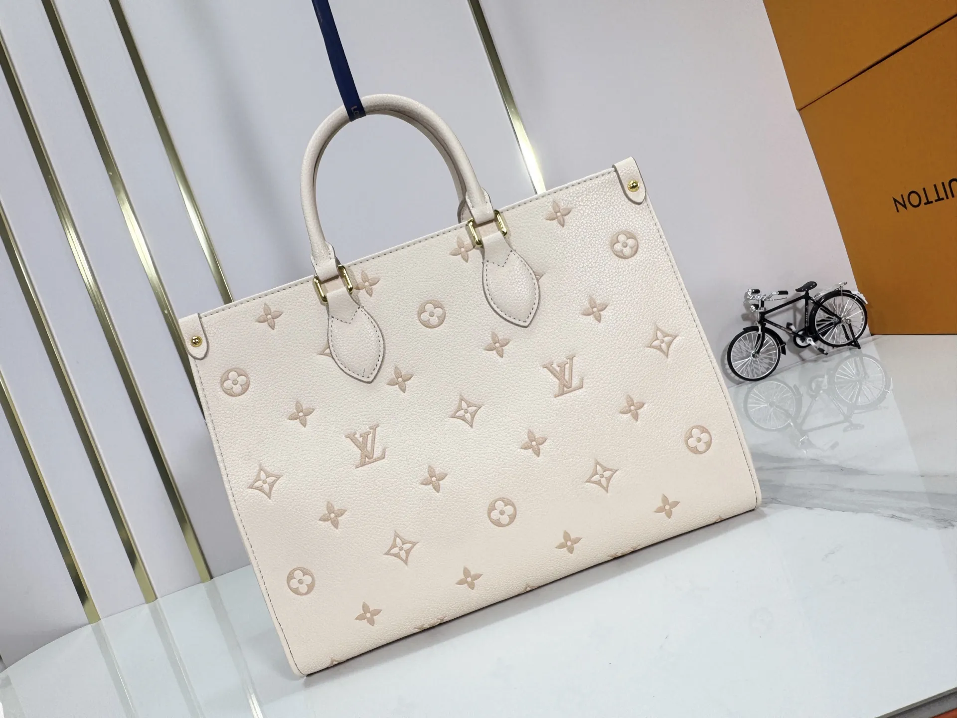 P260 upgrades the original M14403. This OnTheGo small handbag renews the brand's classic Monogram Empreinte leather, using the same tone to outline the pattern. The detachable metal chain accentuates the details, the striped fabric lining adds an elegant touch, and the detachable shoulder strap allows for shoulder or cross-body wear. 35.0 x 27.0 x 14 cm (length x height x width)