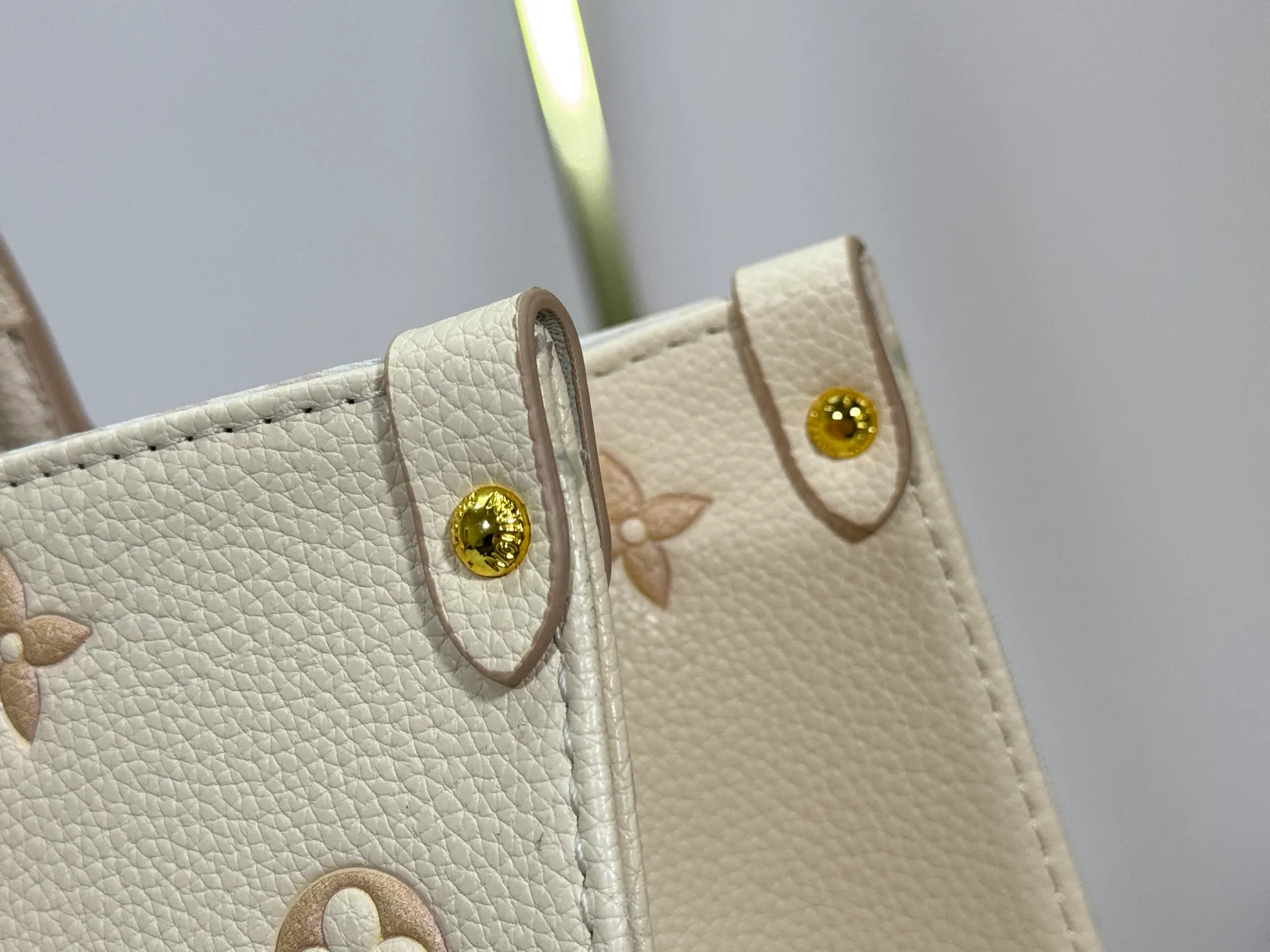 P260 upgrades the original M14403. This OnTheGo small handbag renews the brand's classic Monogram Empreinte leather, using the same tone to outline the pattern. The detachable metal chain accentuates the details, the striped fabric lining adds an elegant touch, and the detachable shoulder strap allows for shoulder or cross-body wear. 35.0 x 27.0 x 14 cm (length x height x width)