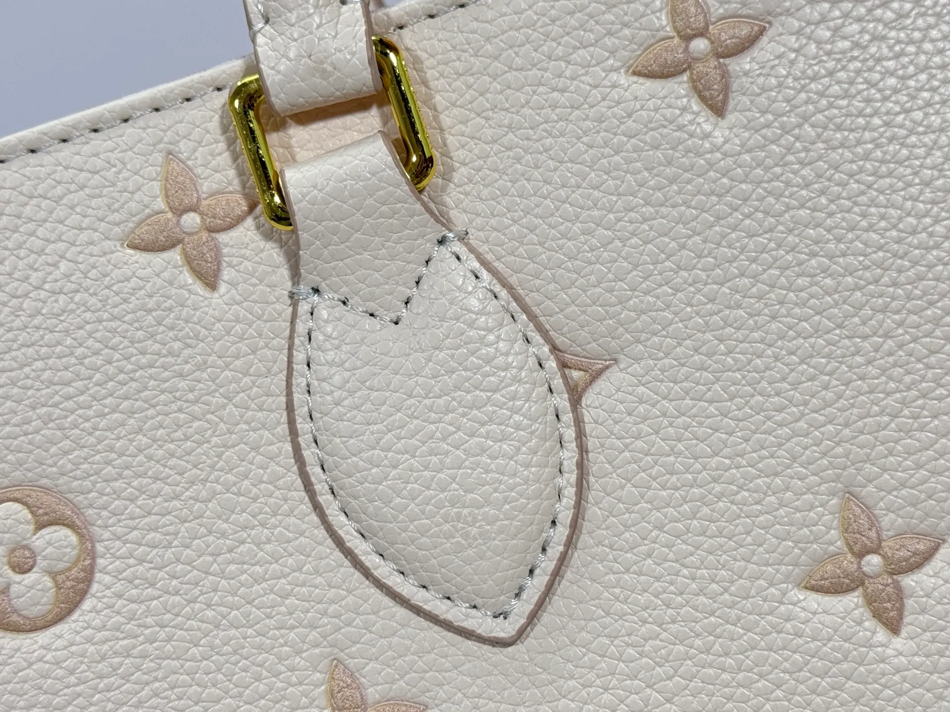 P260 upgrades the original M14403. This OnTheGo small handbag renews the brand's classic Monogram Empreinte leather, using the same tone to outline the pattern. The detachable metal chain accentuates the details, the striped fabric lining adds an elegant touch, and the detachable shoulder strap allows for shoulder or cross-body wear. 35.0 x 27.0 x 14 cm (length x height x width)