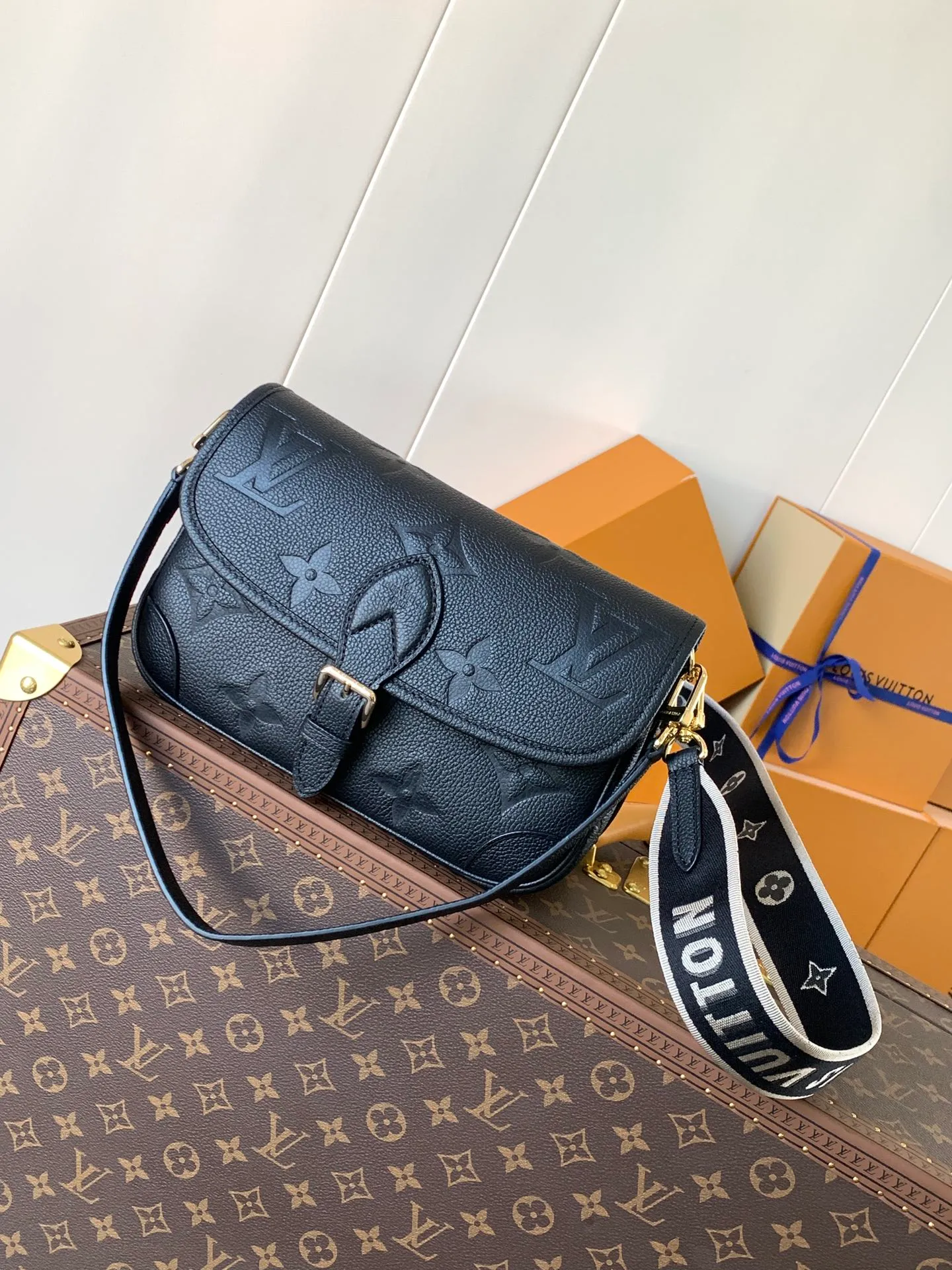 💰1100 (top layer leather) top original order transcoding chip custom first layer imported leather M47161 blue M46846 haze blue M46386 black M46388 off-white M46583 apricot silk screen This Diane handbag is based on Louis Vuitton's classic Monogram The Empreinte embossed leather has the brand logo woven into the detachable wide jacquard shoulder strap. In addition to the detachable leather shoulder strap, it adds a cross-body option, which can flexibly match the elegant style or the dynamic style. Dimensions: 23 × 16 × 8.5 cm