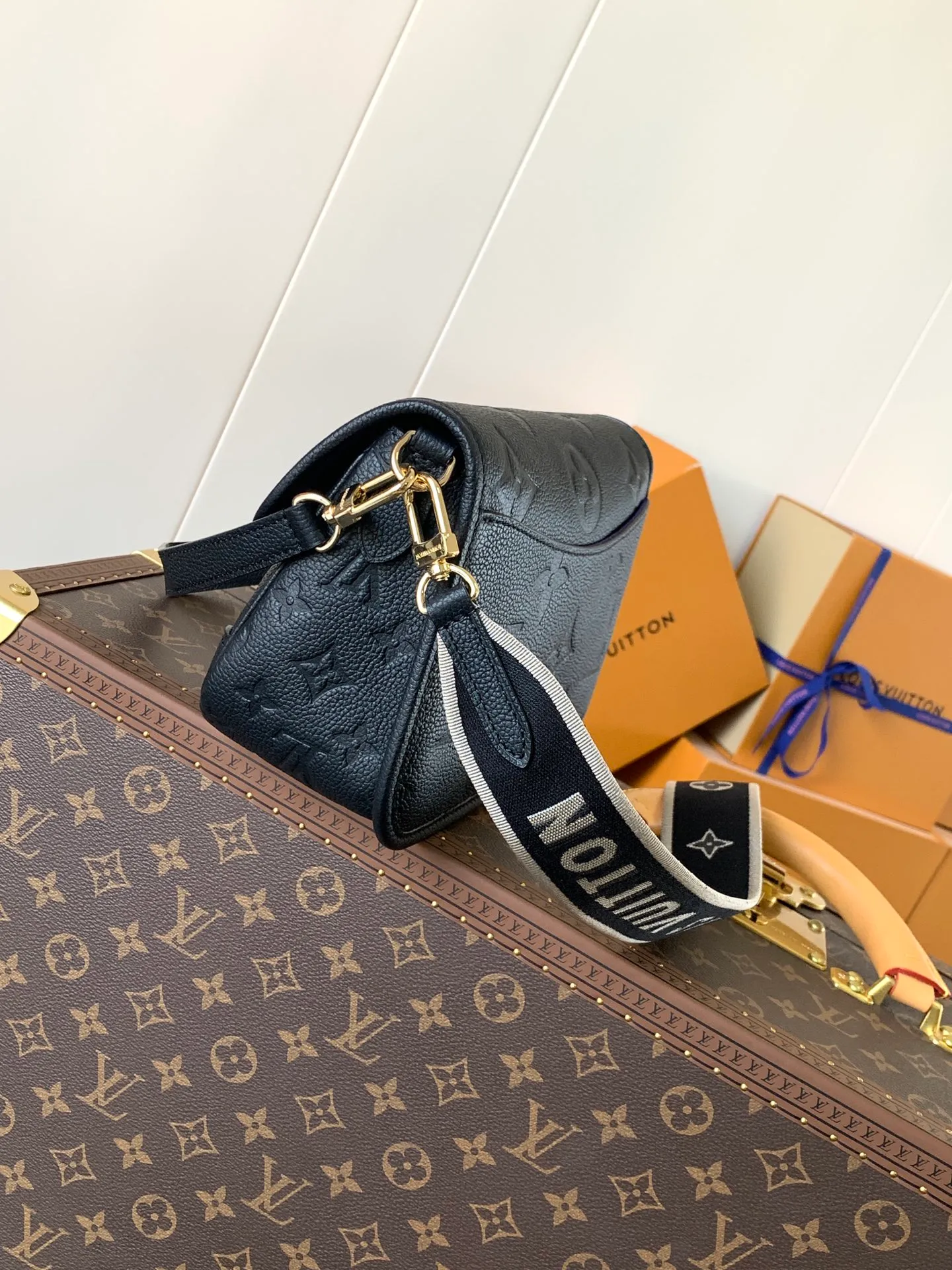 💰1100 (top layer leather) top original order transcoding chip custom first layer imported leather M47161 blue M46846 haze blue M46386 black M46388 off-white M46583 apricot silk screen This Diane handbag is based on Louis Vuitton's classic Monogram The Empreinte embossed leather has the brand logo woven into the detachable wide jacquard shoulder strap. In addition to the detachable leather shoulder strap, it adds a cross-body option, which can flexibly match the elegant style or the dynamic style. Dimensions: 23 × 16 × 8.5 cm