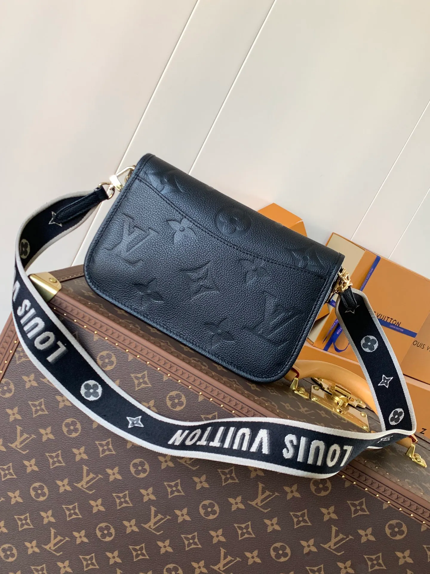 💰1100 (top layer leather) top original order transcoding chip custom first layer imported leather M47161 blue M46846 haze blue M46386 black M46388 off-white M46583 apricot silk screen This Diane handbag is based on Louis Vuitton's classic Monogram The Empreinte embossed leather has the brand logo woven into the detachable wide jacquard shoulder strap. In addition to the detachable leather shoulder strap, it adds a cross-body option, which can flexibly match the elegant style or the dynamic style. Dimensions: 23 × 16 × 8.5 cm