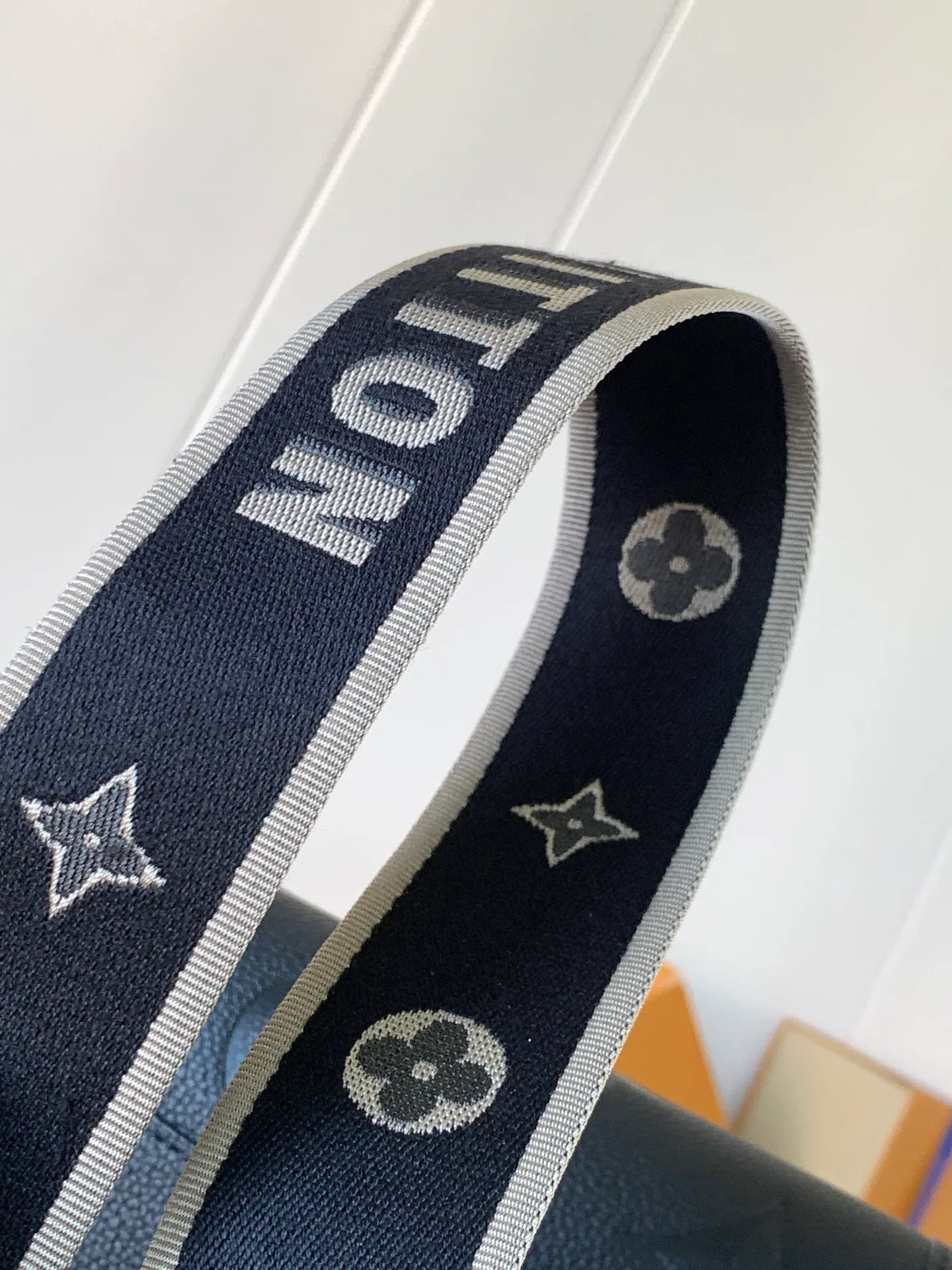 💰1100 (top layer leather) top original order transcoding chip custom first layer imported leather M47161 blue M46846 haze blue M46386 black M46388 off-white M46583 apricot silk screen This Diane handbag is based on Louis Vuitton's classic Monogram The Empreinte embossed leather has the brand logo woven into the detachable wide jacquard shoulder strap. In addition to the detachable leather shoulder strap, it adds a cross-body option, which can flexibly match the elegant style or the dynamic style. Dimensions: 23 × 16 × 8.5 cm