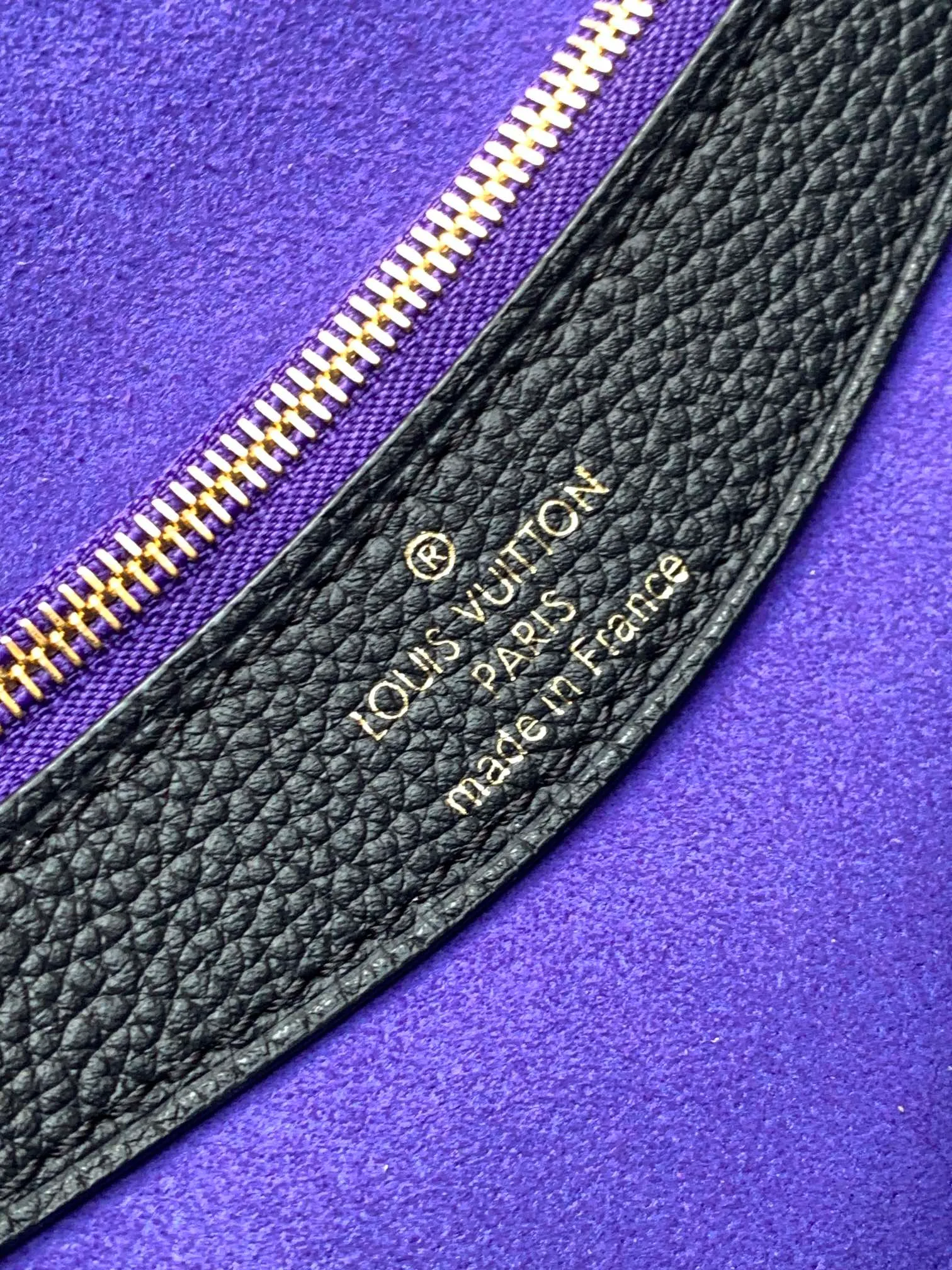 💰1100 (top layer leather) top original order transcoding chip custom first layer imported leather M47161 blue M46846 haze blue M46386 black M46388 off-white M46583 apricot silk screen This Diane handbag is based on Louis Vuitton's classic Monogram The Empreinte embossed leather has the brand logo woven into the detachable wide jacquard shoulder strap. In addition to the detachable leather shoulder strap, it adds a cross-body option, which can flexibly match the elegant style or the dynamic style. Dimensions: 23 × 16 × 8.5 cm