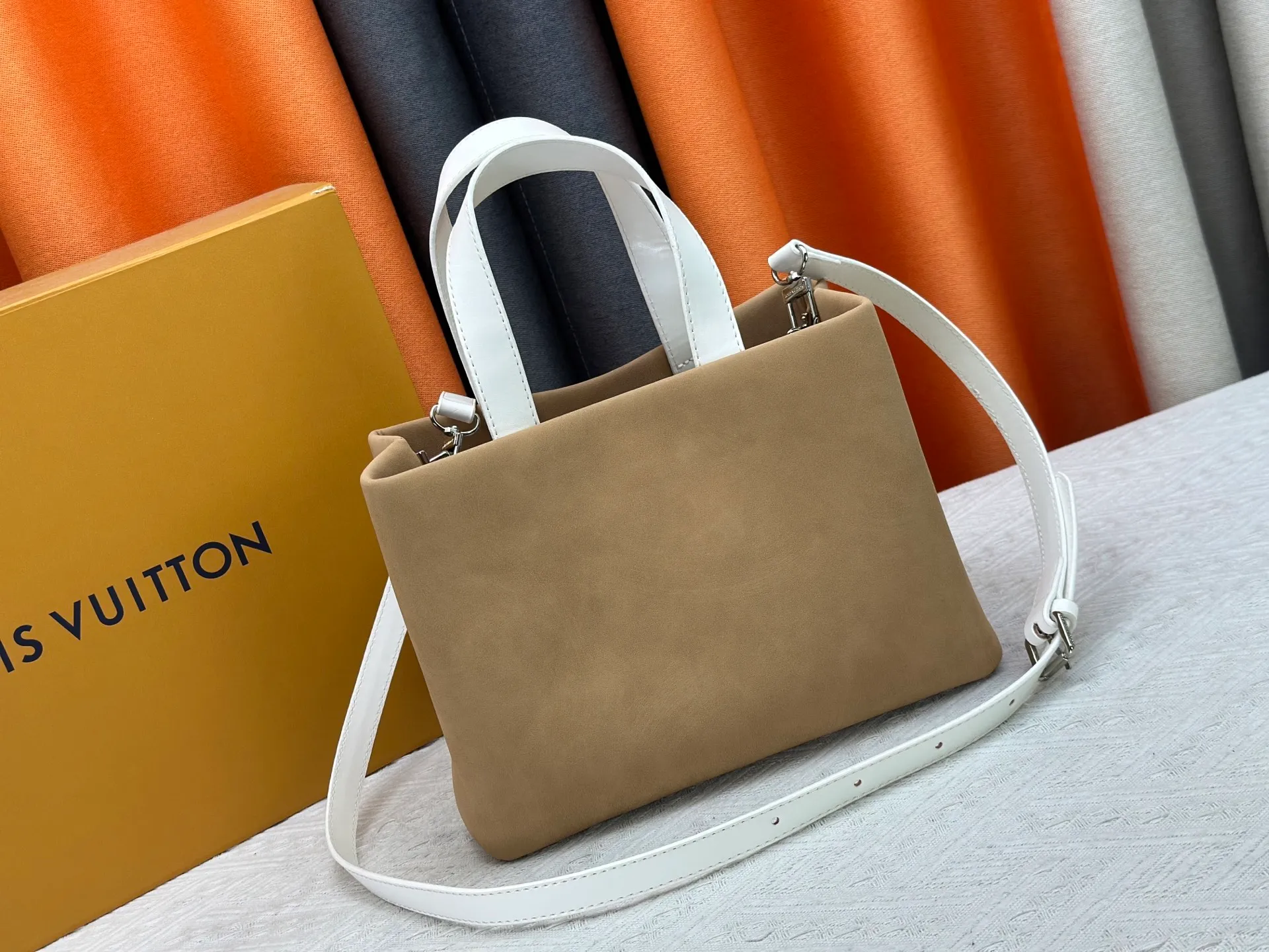 P280 M13940 Khaki Color Check Black Check Presbyopia Orange Black Green Pink PHARREL and NIGO collection’s joint series top original order This Shopper medium handbag draws inspiration from Louis Vuitton shopping bags, with the words Louis Vuitton and Maison Fondée En 1854 written on soft cow leather, with a top handle and a detachable shoulder strap. 25x19x11 • Cow leather • Cow leather trim • Textile lining • Metal hardware • Musketon closure • Main compartment • Zip pocket • Double patch pockets • Handles: Double handle