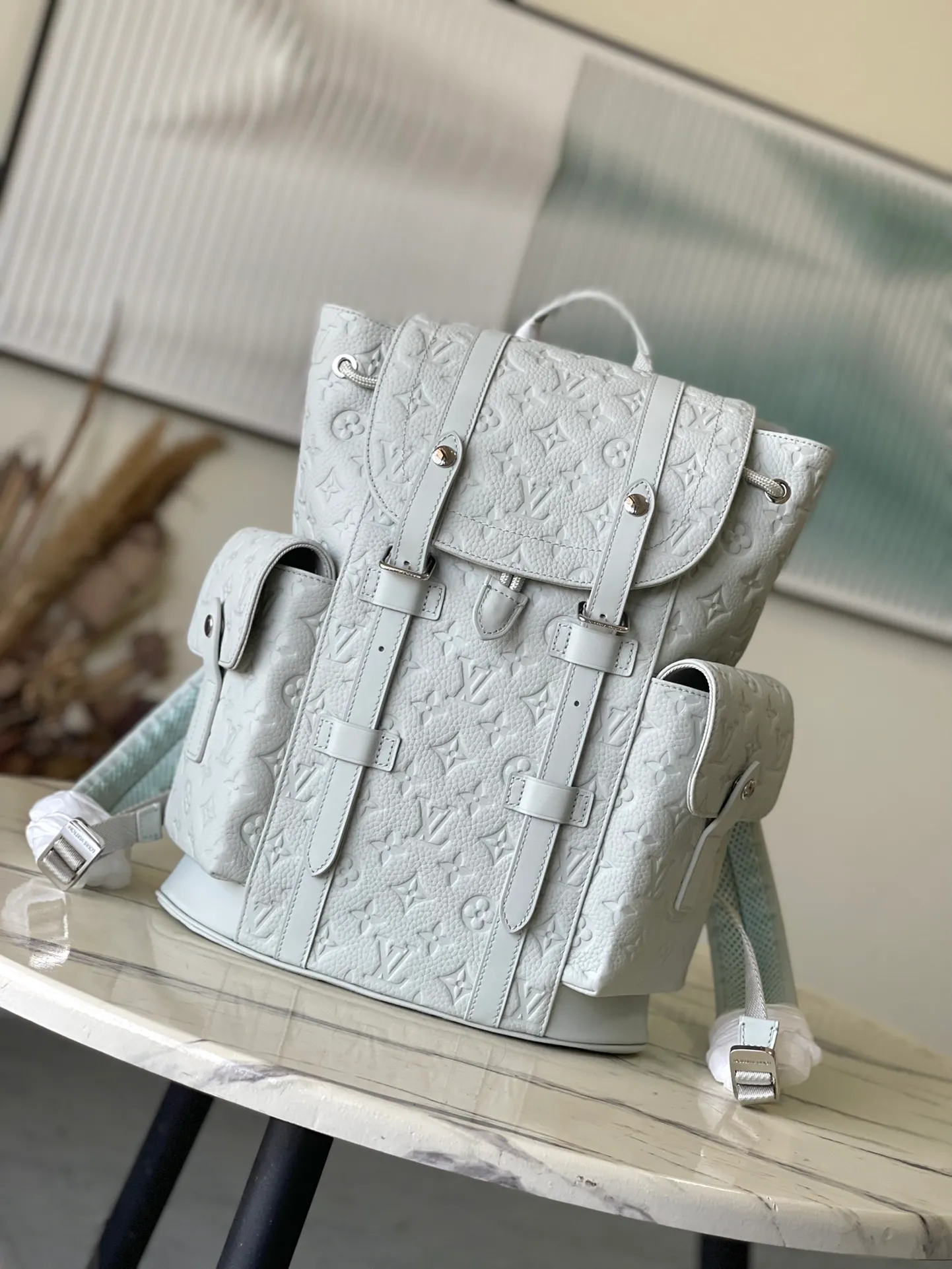 💰1460 (top layer leather) top original order M23146 gray green full leather This Christopher small backpack is full-grain Taurillon leather with embossed Monogram pattern. Interpret the gorgeous style with the small size style of the Christopher series. The outer tuck pocket and snap-button drawstring closure inherit the design language of traditional mountaineering bags, and the inner pocket can store a Pad or other tablet computers. Dimensions: 32 × 39 × 12 cm