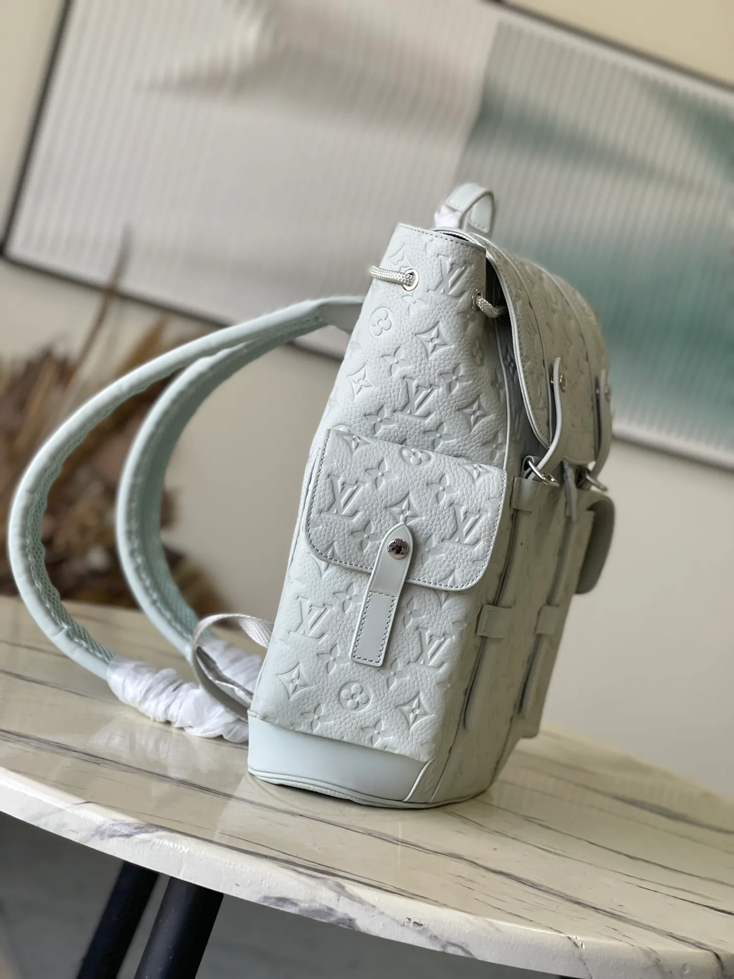 💰1460 (top layer leather) top original order M23146 gray green full leather This Christopher small backpack is full-grain Taurillon leather with embossed Monogram pattern. Interpret the gorgeous style with the small size style of the Christopher series. The outer tuck pocket and snap-button drawstring closure inherit the design language of traditional mountaineering bags, and the inner pocket can store a Pad or other tablet computers. Dimensions: 32 × 39 × 12 cm