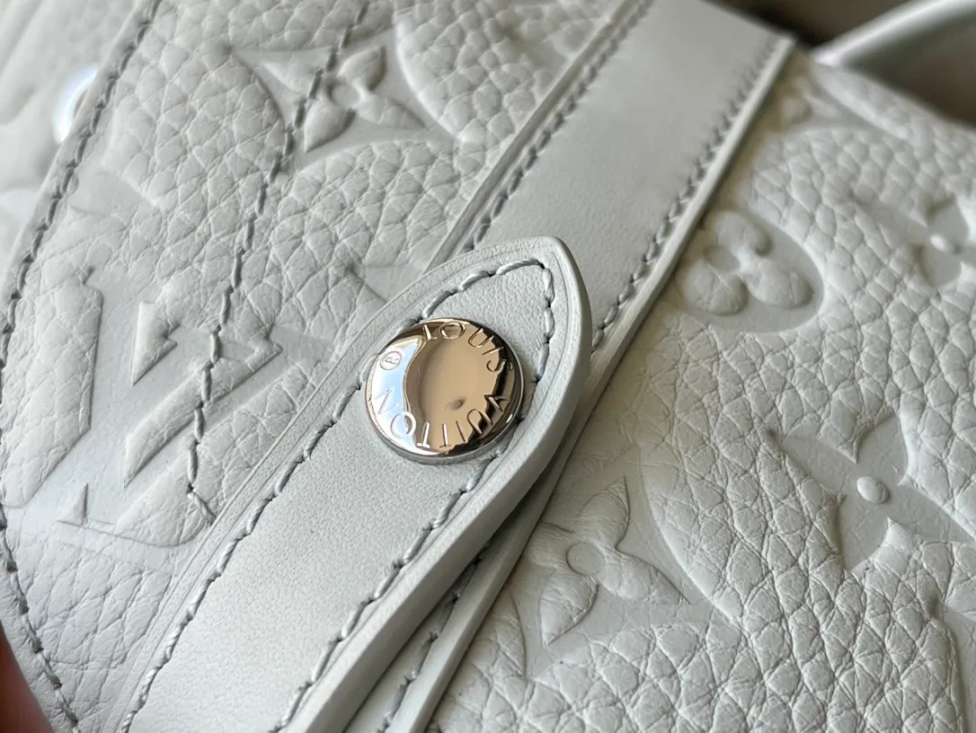 💰1460 (top layer leather) top original order M23146 gray green full leather This Christopher small backpack is full-grain Taurillon leather with embossed Monogram pattern. Interpret the gorgeous style with the small size style of the Christopher series. The outer tuck pocket and snap-button drawstring closure inherit the design language of traditional mountaineering bags, and the inner pocket can store a Pad or other tablet computers. Dimensions: 32 × 39 × 12 cm