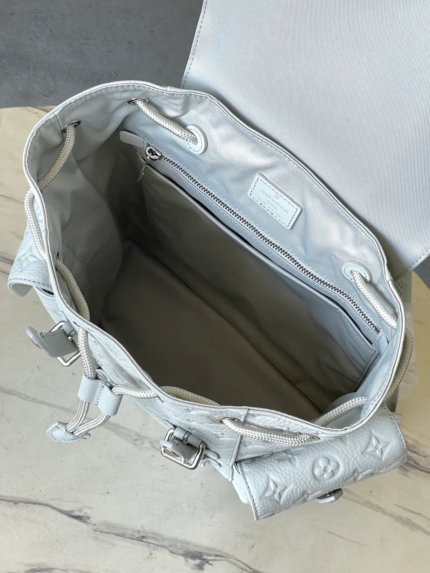 💰1460 (top layer leather) top original order M23146 gray green full leather This Christopher small backpack is full-grain Taurillon leather with embossed Monogram pattern. Interpret the gorgeous style with the small size style of the Christopher series. The outer tuck pocket and snap-button drawstring closure inherit the design language of traditional mountaineering bags, and the inner pocket can store a Pad or other tablet computers. Dimensions: 32 × 39 × 12 cm