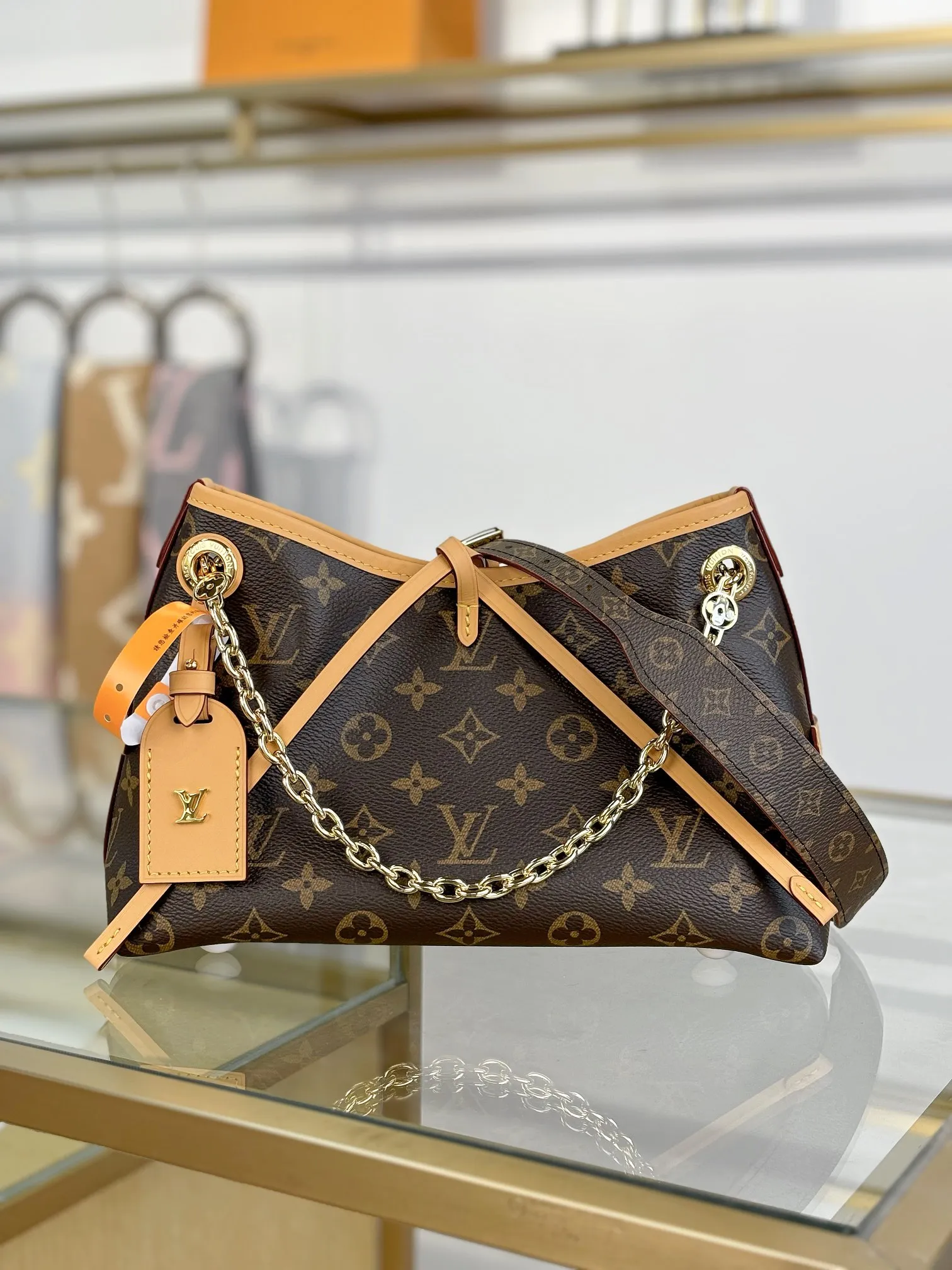 p1640 [Special grade MB chip version original leather] CARRYALL BB handbag Model: M13014 Material: Grade A all-steel hardware, imported original fabric Packaging: Full set of original duty-free MB packaging Size: 26x17x10cm