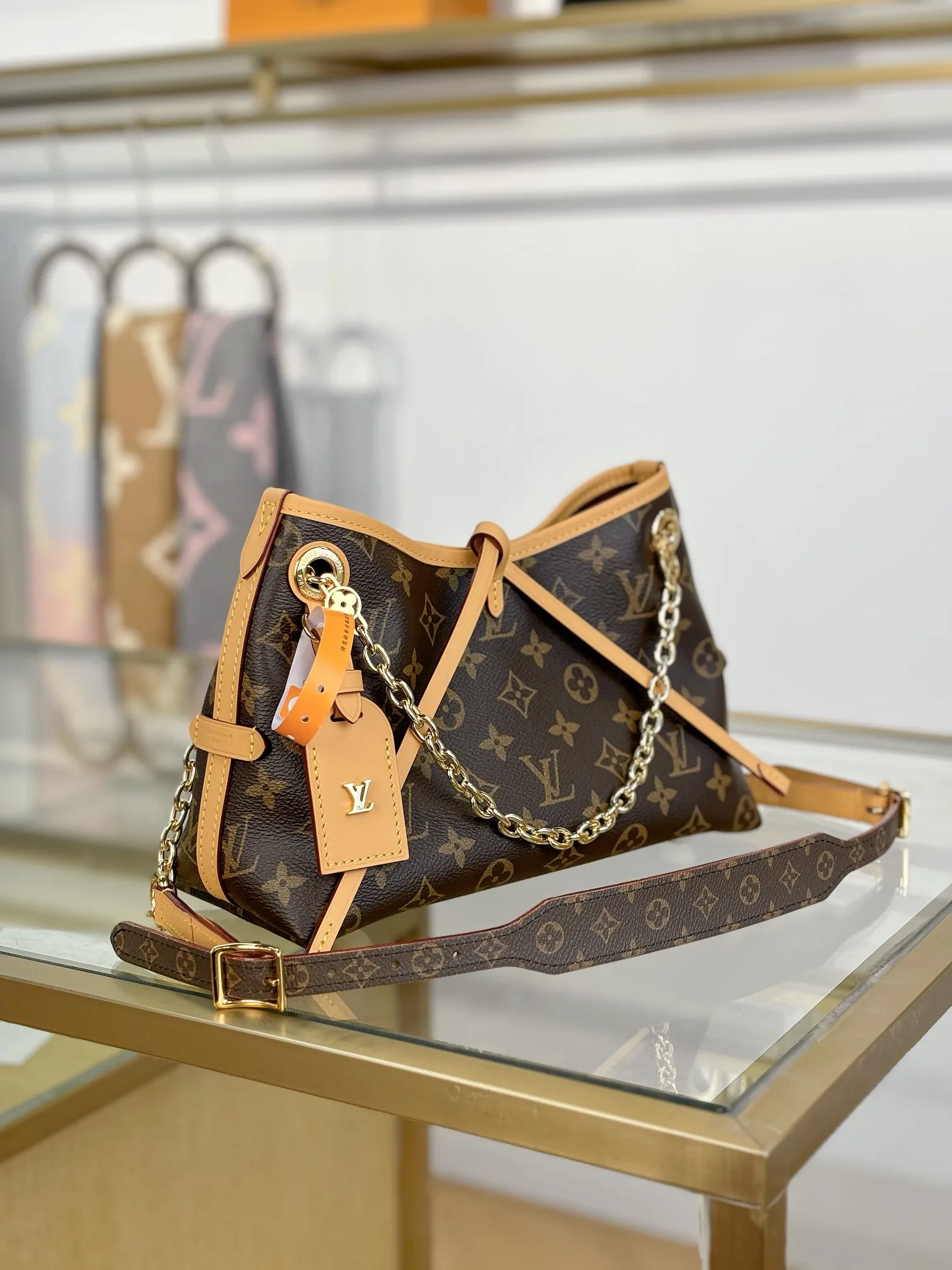 p1640 [Special grade MB chip version original leather] CARRYALL BB handbag Model: M13014 Material: Grade A all-steel hardware, imported original fabric Packaging: Full set of original duty-free MB packaging Size: 26x17x10cm
