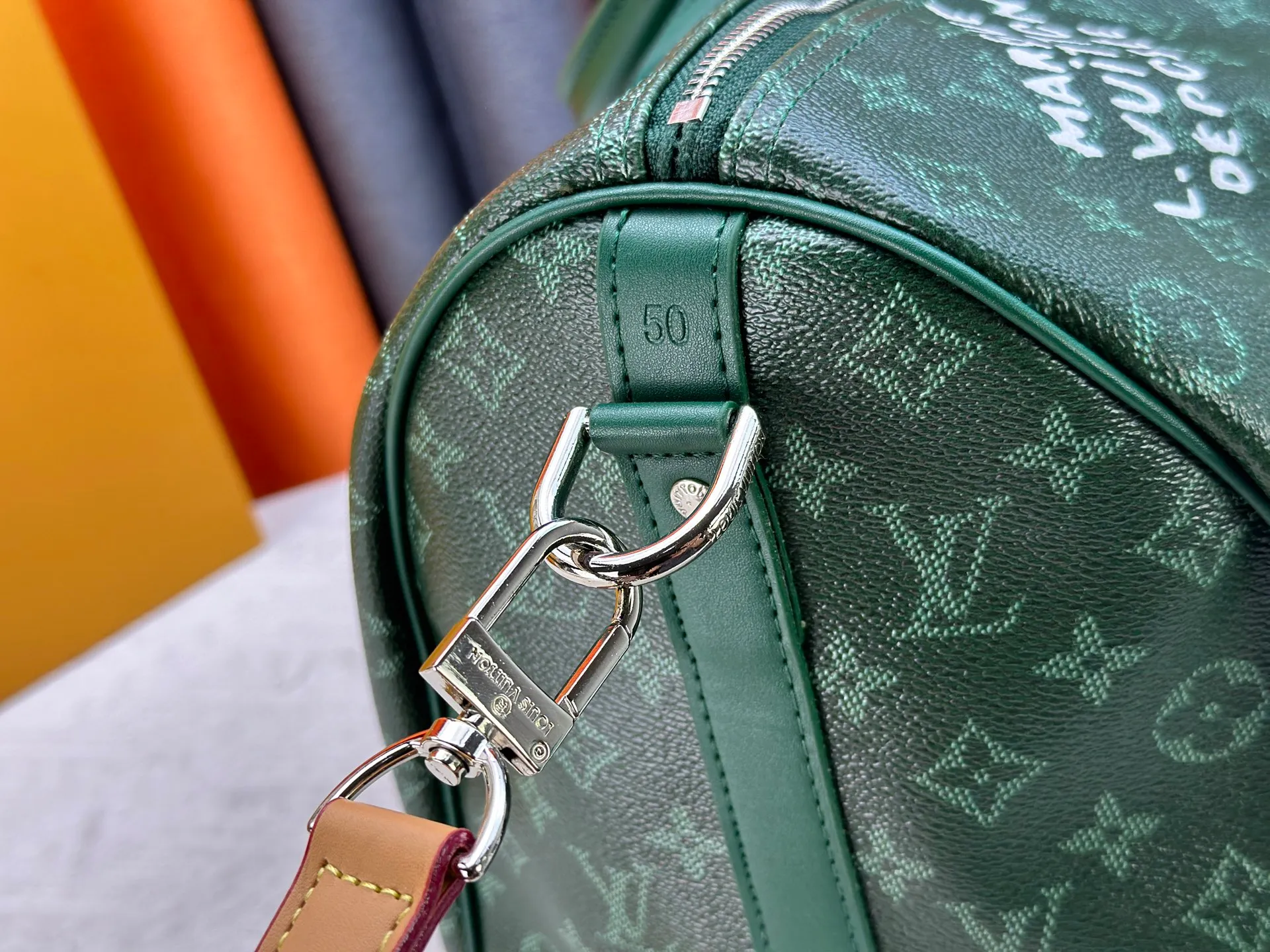 P340 Upgraded original M26864 M26865 M26866 This Keepall Bandoulière 50 travel bag is made of Monogram Heritage canvas dip-dyed in colorful colors, with cowhide trim, leather shoulder straps, removable leather nameplate and cotton lining. The Marque L.Vuitton Déposée logo pays homage to Louis Vuitton’s rich heritage.  29 x 23 x 50 cm (H x W x L) Monogram Heritage coated canvas Cow leather trim Textile lining Metal hardware Carry-on baggage dimensions Double zip closure Padlock Removable name tag Internal zip pocket Handles: Double handles
