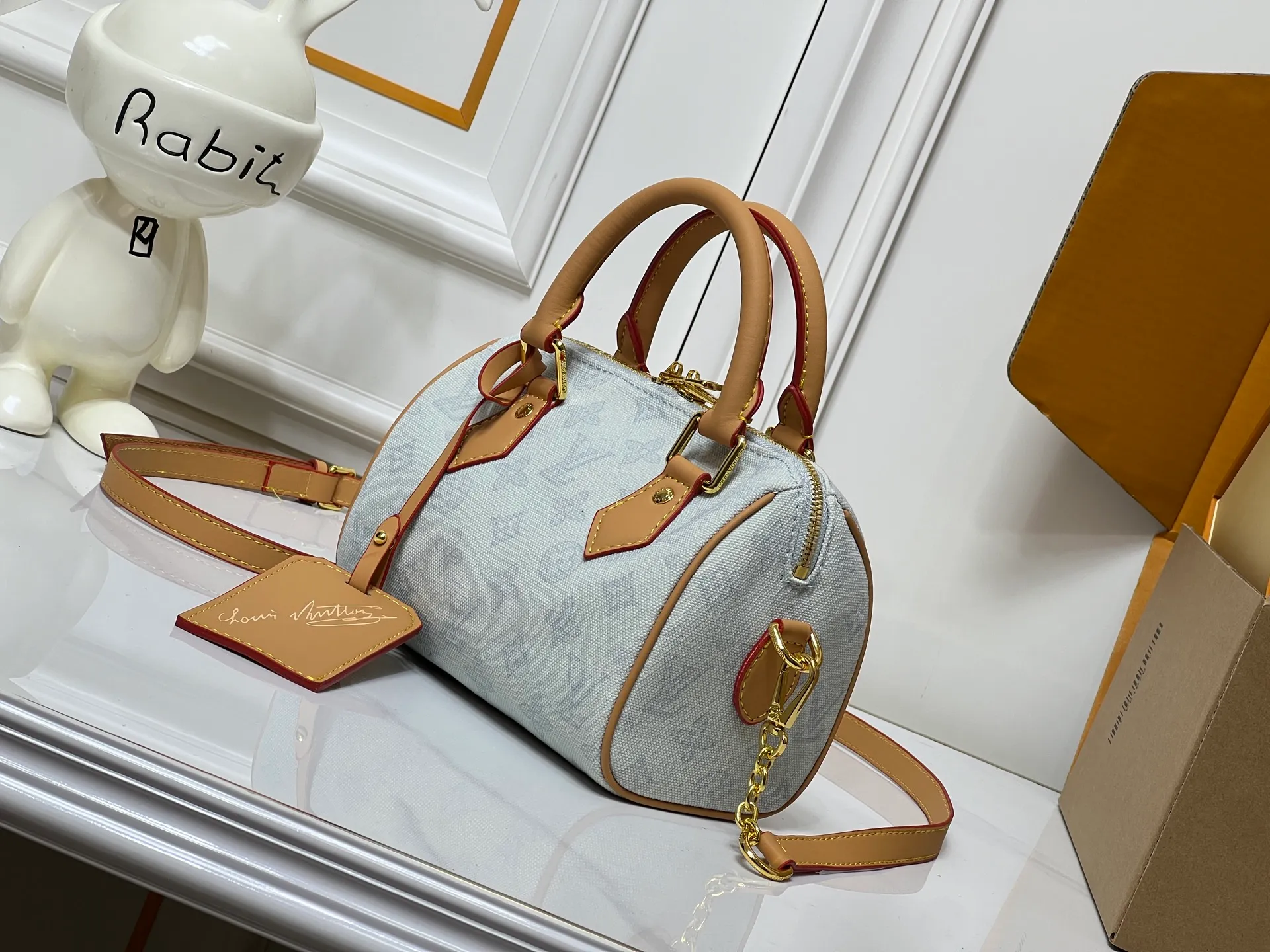 Batch 240💰[ALMA BB handbag] M27530-M27951-M28102-M46234-M27526-28272-M27525 This Alma BB handbag comes from the Travels With Grace Coddington series launched by Louis Vuitton and Grace Coddington, focusing on the fun Meowgram pattern. The canvas body is trimmed with calfskin and the fabric shoulder strap reads "Louis Vuitton" in Coddington's script. The exquisite padlocks and key cases once again prove the brand's exquisite craftsmanship.  Dimensions: 20.5×13.5×12cm (height x width x length)