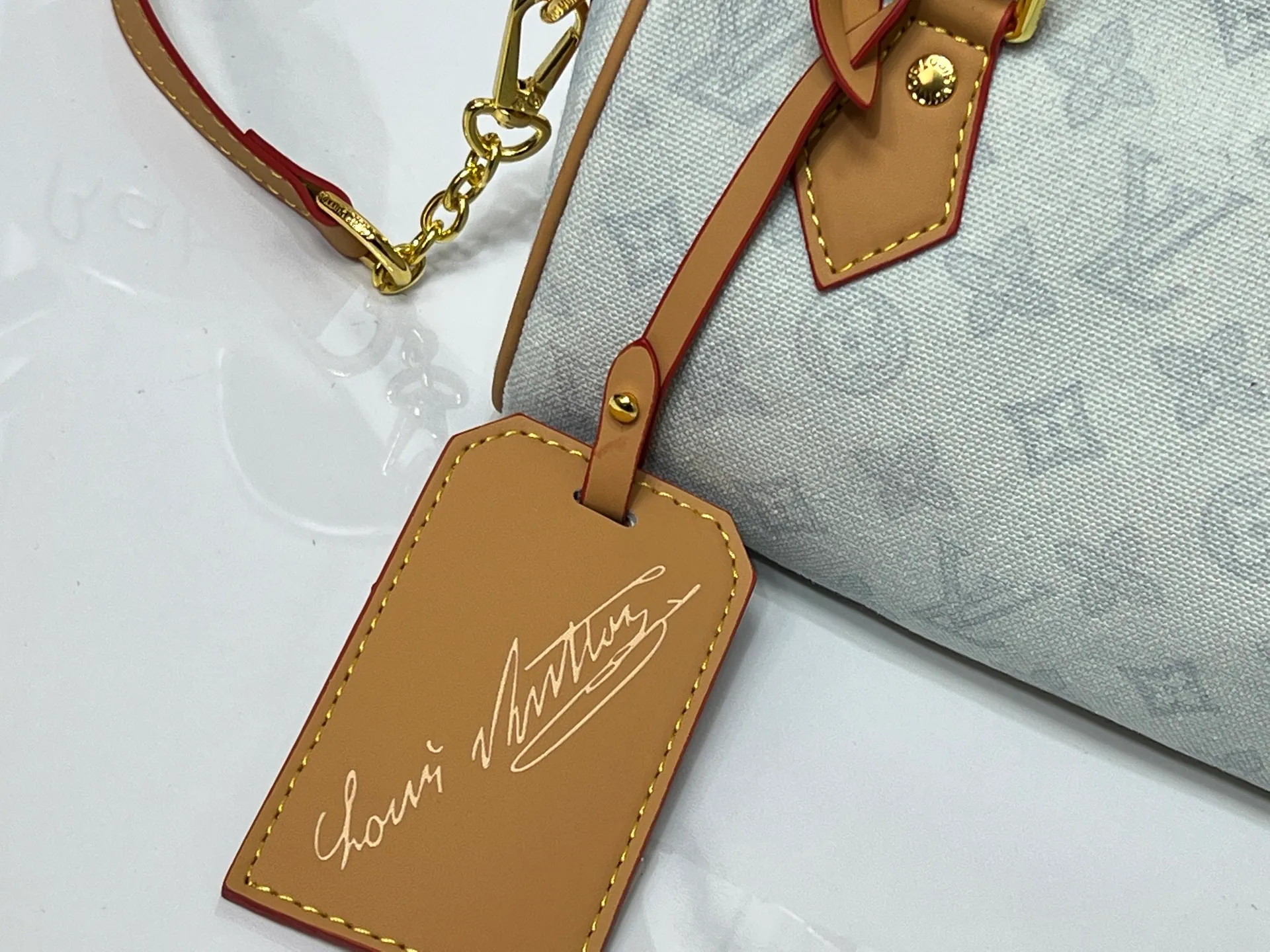 Batch 240💰[ALMA BB handbag] M27530-M27951-M28102-M46234-M27526-28272-M27525 This Alma BB handbag comes from the Travels With Grace Coddington series launched by Louis Vuitton and Grace Coddington, focusing on the fun Meowgram pattern. The canvas body is trimmed with calfskin and the fabric shoulder strap reads "Louis Vuitton" in Coddington's script. The exquisite padlocks and key cases once again prove the brand's exquisite craftsmanship.  Dimensions: 20.5×13.5×12cm (height x width x length)