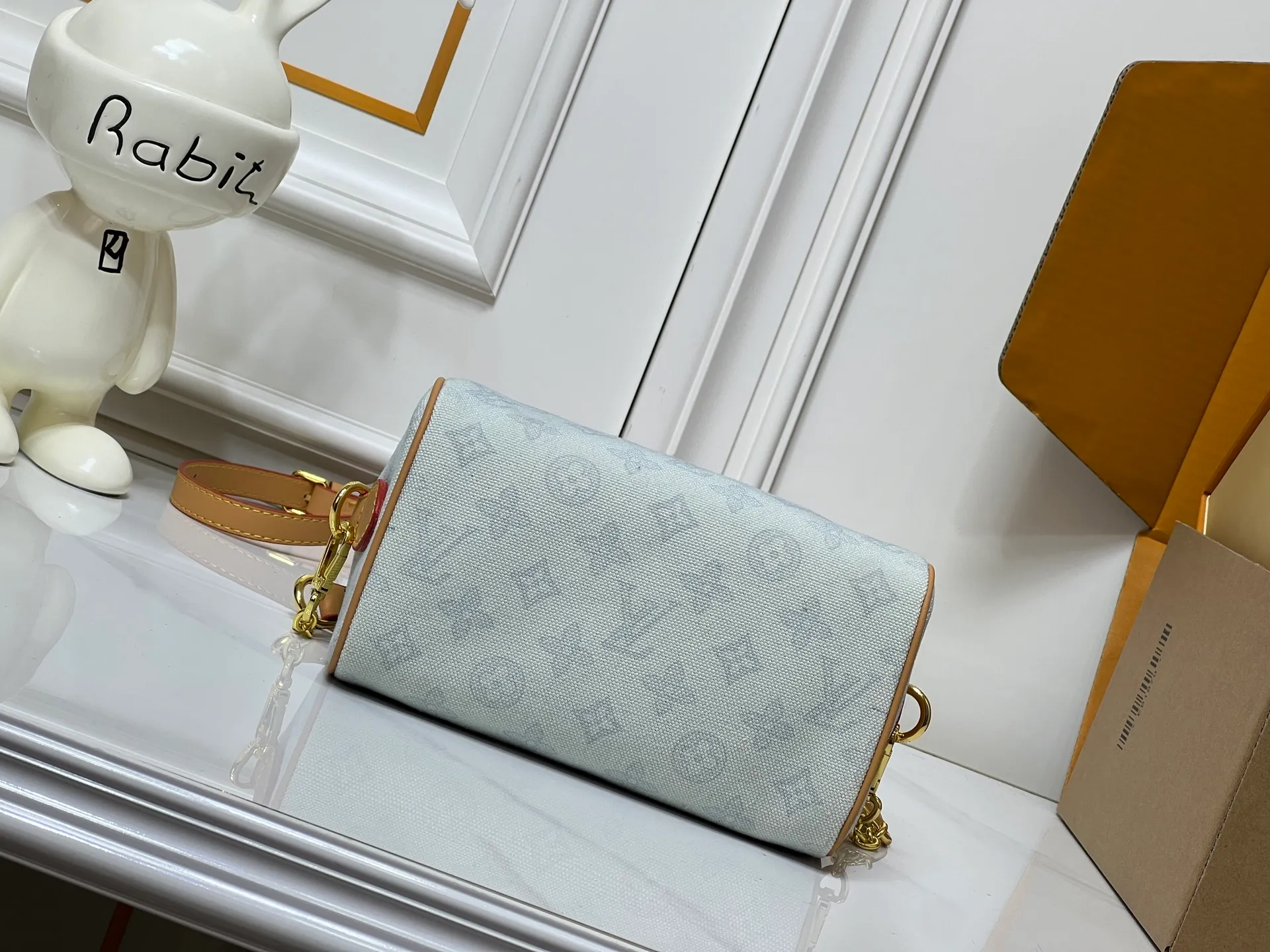 Batch 240💰[ALMA BB handbag] M27530-M27951-M28102-M46234-M27526-28272-M27525 This Alma BB handbag comes from the Travels With Grace Coddington series launched by Louis Vuitton and Grace Coddington, focusing on the fun Meowgram pattern. The canvas body is trimmed with calfskin and the fabric shoulder strap reads "Louis Vuitton" in Coddington's script. The exquisite padlocks and key cases once again prove the brand's exquisite craftsmanship.  Dimensions: 20.5×13.5×12cm (height x width x length)