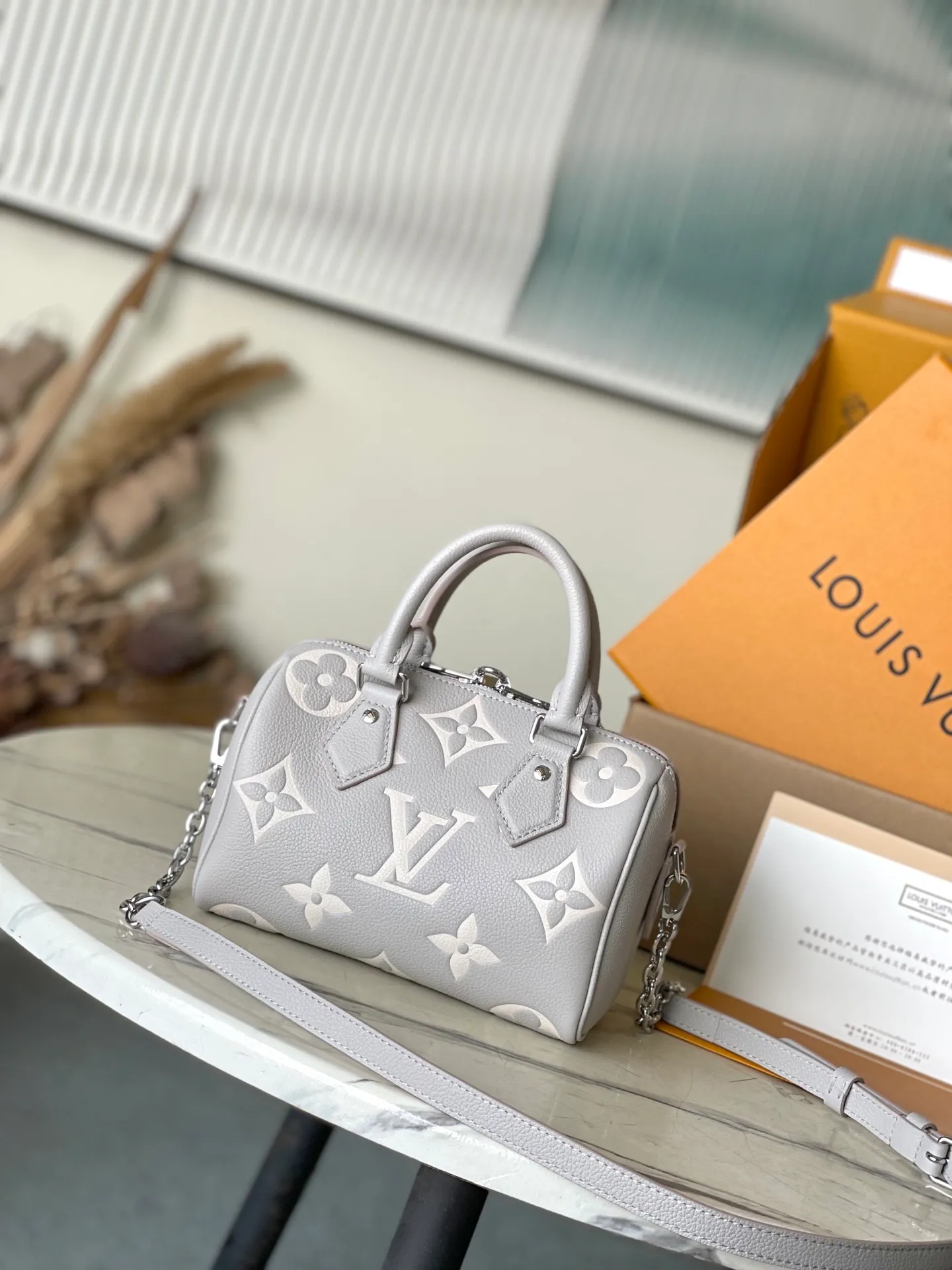 💰960 (top layer leather) top original item M14207 This Speedy Bandouliere 20 handbag is made of Monogram Empreinte leather dyed in elegant colors, highlighting the inspiration of the LVMilky Way series. The compact shape offers plenty of room for a smartphone, wallet, keys and lipstick. Metal pieces such as padlocks and key cases complete the ensemble. Dimensions: 20,5 × 13.5 × 12 cm