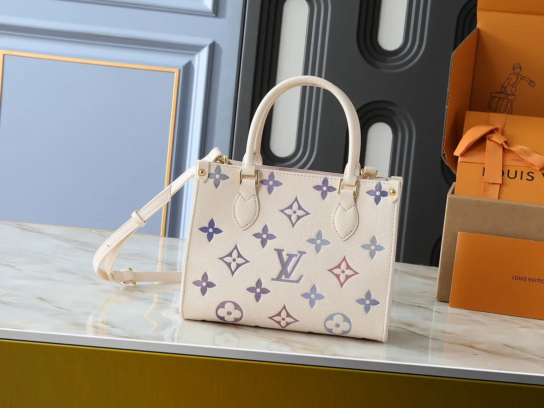 💰220💰Upgraded from the original M22770 M45659. This OnTheGo small handbag comes from the Dream series and brightens up various looks with its elegant design. Monogram Empreinte leather is combined with digital printing technology to create a gradient watercolor effect. Dazzling metal hardware and multiple pockets enrich the details, and the slim shoulder strap makes it easy to carry cross-body. Dimensions: 25.0 x 19.0 x 11.5 cm (length x height x width)