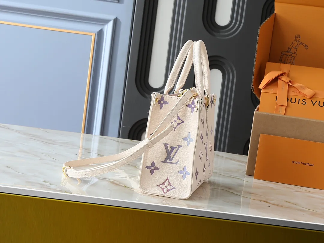 💰220💰Upgraded from the original M22770 M45659. This OnTheGo small handbag comes from the Dream series and brightens up various looks with its elegant design. Monogram Empreinte leather is combined with digital printing technology to create a gradient watercolor effect. Dazzling metal hardware and multiple pockets enrich the details, and the slim shoulder strap makes it easy to carry cross-body. Dimensions: 25.0 x 19.0 x 11.5 cm (length x height x width)