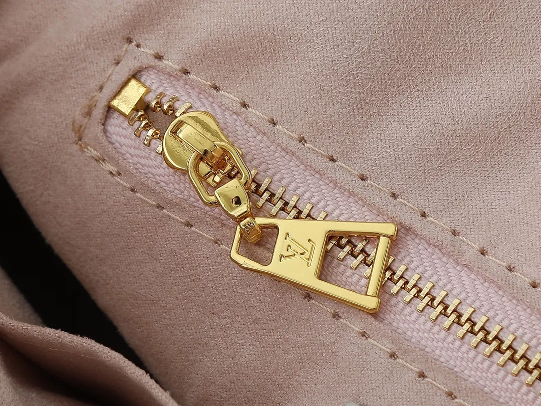 💰220💰Upgraded from the original M22770 M45659. This OnTheGo small handbag comes from the Dream series and brightens up various looks with its elegant design. Monogram Empreinte leather is combined with digital printing technology to create a gradient watercolor effect. Dazzling metal hardware and multiple pockets enrich the details, and the slim shoulder strap makes it easy to carry cross-body. Dimensions: 25.0 x 19.0 x 11.5 cm (length x height x width)