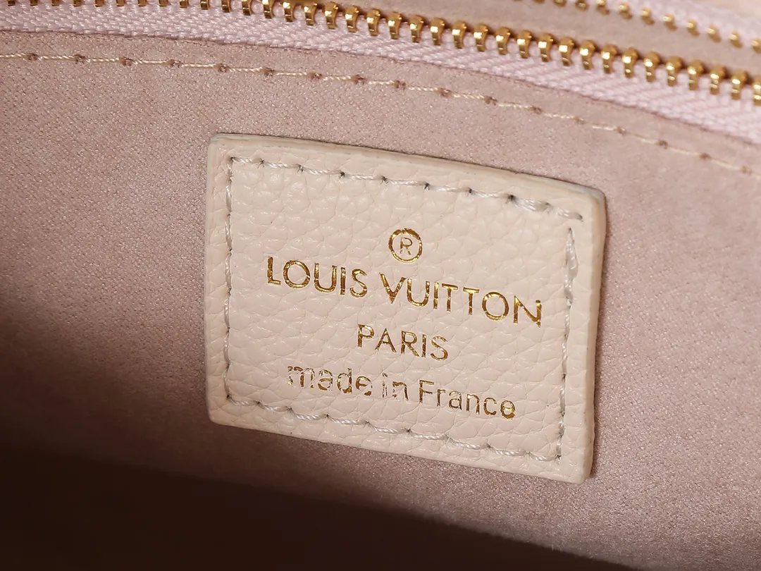 💰220💰Upgraded from the original M22770 M45659. This OnTheGo small handbag comes from the Dream series and brightens up various looks with its elegant design. Monogram Empreinte leather is combined with digital printing technology to create a gradient watercolor effect. Dazzling metal hardware and multiple pockets enrich the details, and the slim shoulder strap makes it easy to carry cross-body. Dimensions: 25.0 x 19.0 x 11.5 cm (length x height x width)