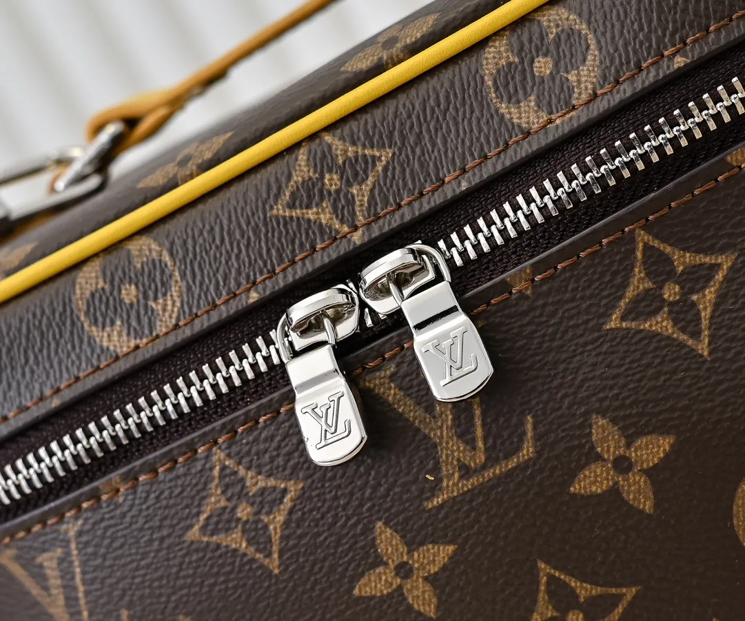 Batch 320💰Upgraded original version ✨M42265 This style is inspired by the iconic Nice cosmetic bag. This elegant toiletry bag is a personalized choice for carrying basic beauty supplies. A hidden zip pocket on the inside of the flap can store especially valuable personal items. - Top woven handle - Monogram coated canvas fabric - Louis Vuitton special coated canvas washable lining - Natural cowhide leather trim - Gold metal hardware - Double-layer zipper closure - Large capacity inside the bag - Zippered pocket on the inside of the flap - Several patch pockets inside - size 24×14×17.