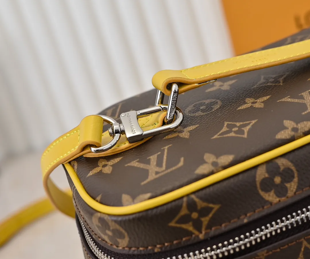 Batch 320💰Upgraded original version ✨M42265 This style is inspired by the iconic Nice cosmetic bag. This elegant toiletry bag is a personalized choice for carrying basic beauty supplies. A hidden zip pocket on the inside of the flap can store especially valuable personal items. - Top woven handle - Monogram coated canvas fabric - Louis Vuitton special coated canvas washable lining - Natural cowhide leather trim - Gold metal hardware - Double-layer zipper closure - Large capacity inside the bag - Zippered pocket on the inside of the flap - Several patch pockets inside - size 24×14×17.