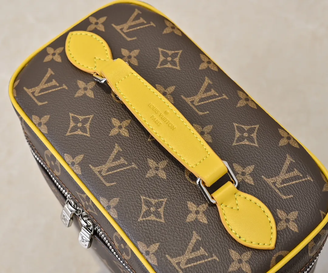 Batch 320💰Upgraded original version ✨M42265 This style is inspired by the iconic Nice cosmetic bag. This elegant toiletry bag is a personalized choice for carrying basic beauty supplies. A hidden zip pocket on the inside of the flap can store especially valuable personal items. - Top woven handle - Monogram coated canvas fabric - Louis Vuitton special coated canvas washable lining - Natural cowhide leather trim - Gold metal hardware - Double-layer zipper closure - Large capacity inside the bag - Zippered pocket on the inside of the flap - Several patch pockets inside - size 24×14×17.