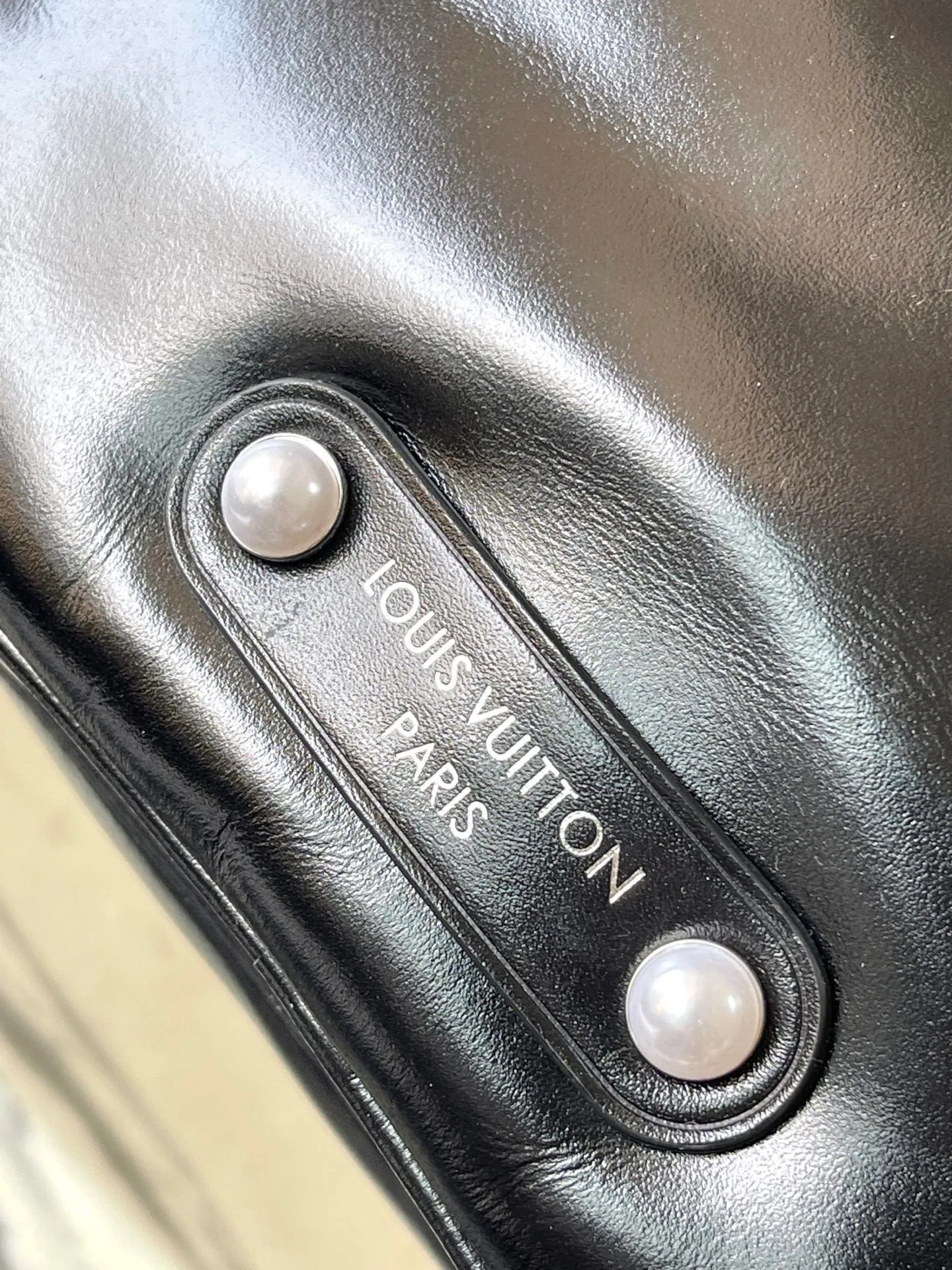 💰1220 (top layer leather) top original order M13987 This NiI handbag shines with the elegant luster of cow leather, and the Louis Vuitton Paris patch is fixed on the front with beaded rivets. The side lock buckle highlights the urban style, and the zipper puller of the main compartment is decorated with LV letters. Dimensions: 25 × 17.5 × 11 cm