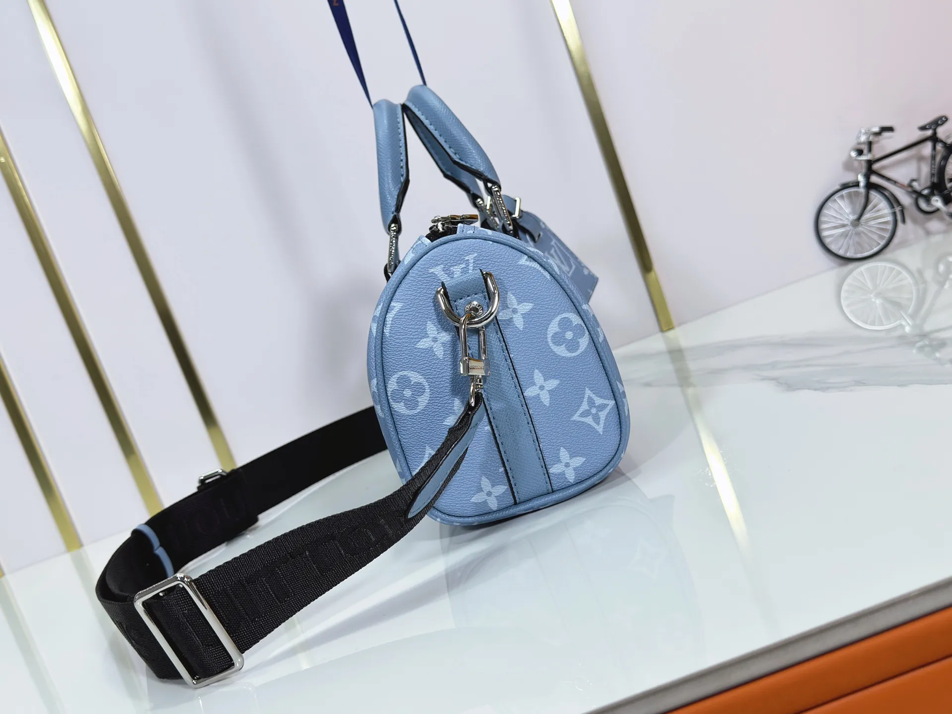 P240 Upgraded original M14078 M01942 M15076 M24434 M46271 M20900 M46249 This handbag condenses the classic silhouette of the Keepall travel bag. It is made of Monogram embossed Taurillon leather. Its compact shape is suitable for storing small items such as mobile phones and wallets. With its clever use of leather handles and detachable shoulder strap, it's easy to carry with you in trendy style. Detailed features Dimensions: 25✘15✘11 cm