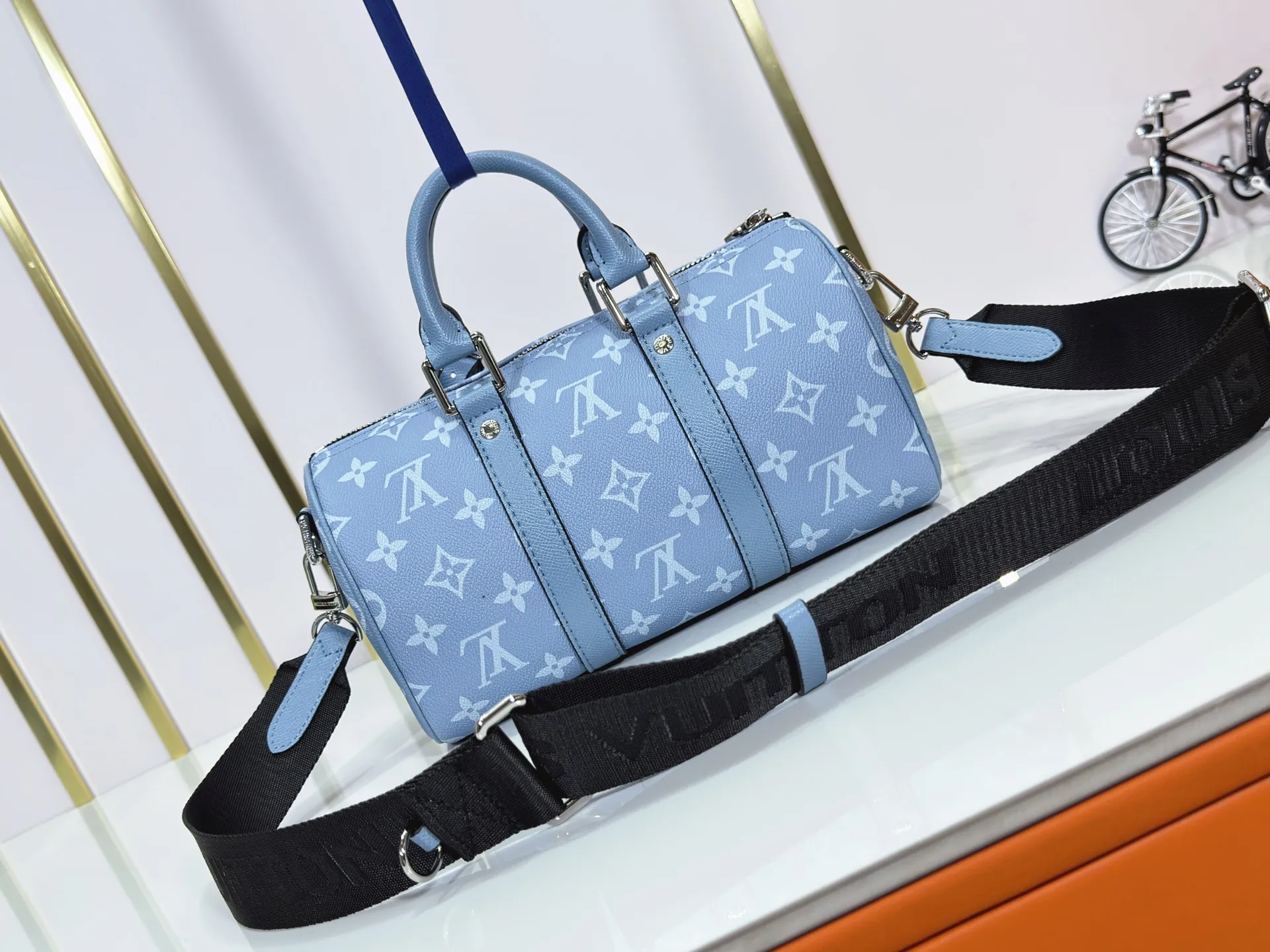P240 Upgraded original M14078 M01942 M15076 M24434 M46271 M20900 M46249 This handbag condenses the classic silhouette of the Keepall travel bag. It is made of Monogram embossed Taurillon leather. Its compact shape is suitable for storing small items such as mobile phones and wallets. With its clever use of leather handles and detachable shoulder strap, it's easy to carry with you in trendy style. Detailed features Dimensions: 25✘15✘11 cm