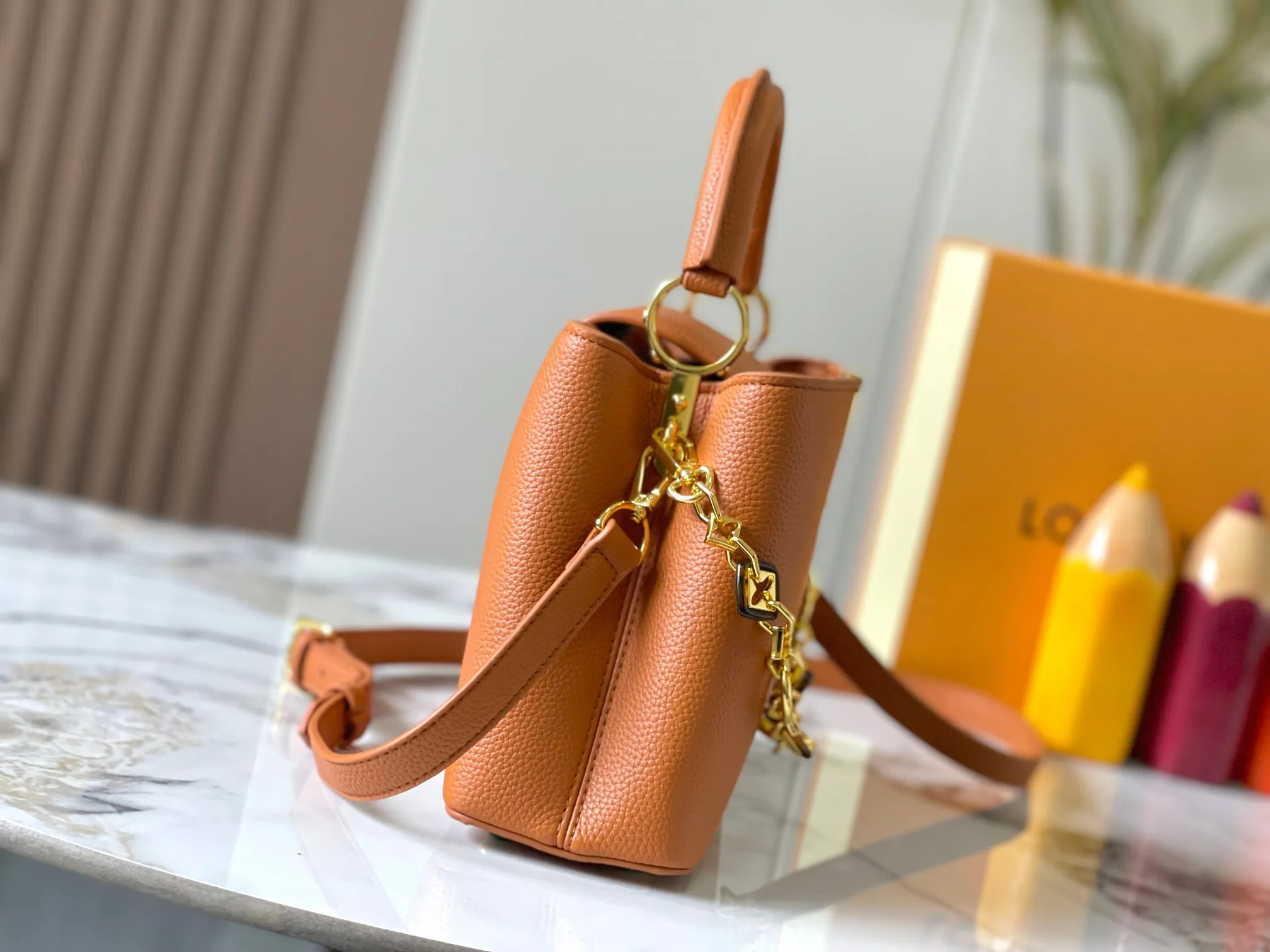 p480 [Guangzhou top quality original version] M14971 Brown This CapucinesBB handbag quotes the design elements of the Harmony series and tells the inspiration of the Monogram flower with a gorgeous chain. The Taurillon cow leather bag is embellished with the resin-coated LV logo, and the flap can be opened externally or internally to reveal a neat interior with multiple pockets. Size:27×18×9cm