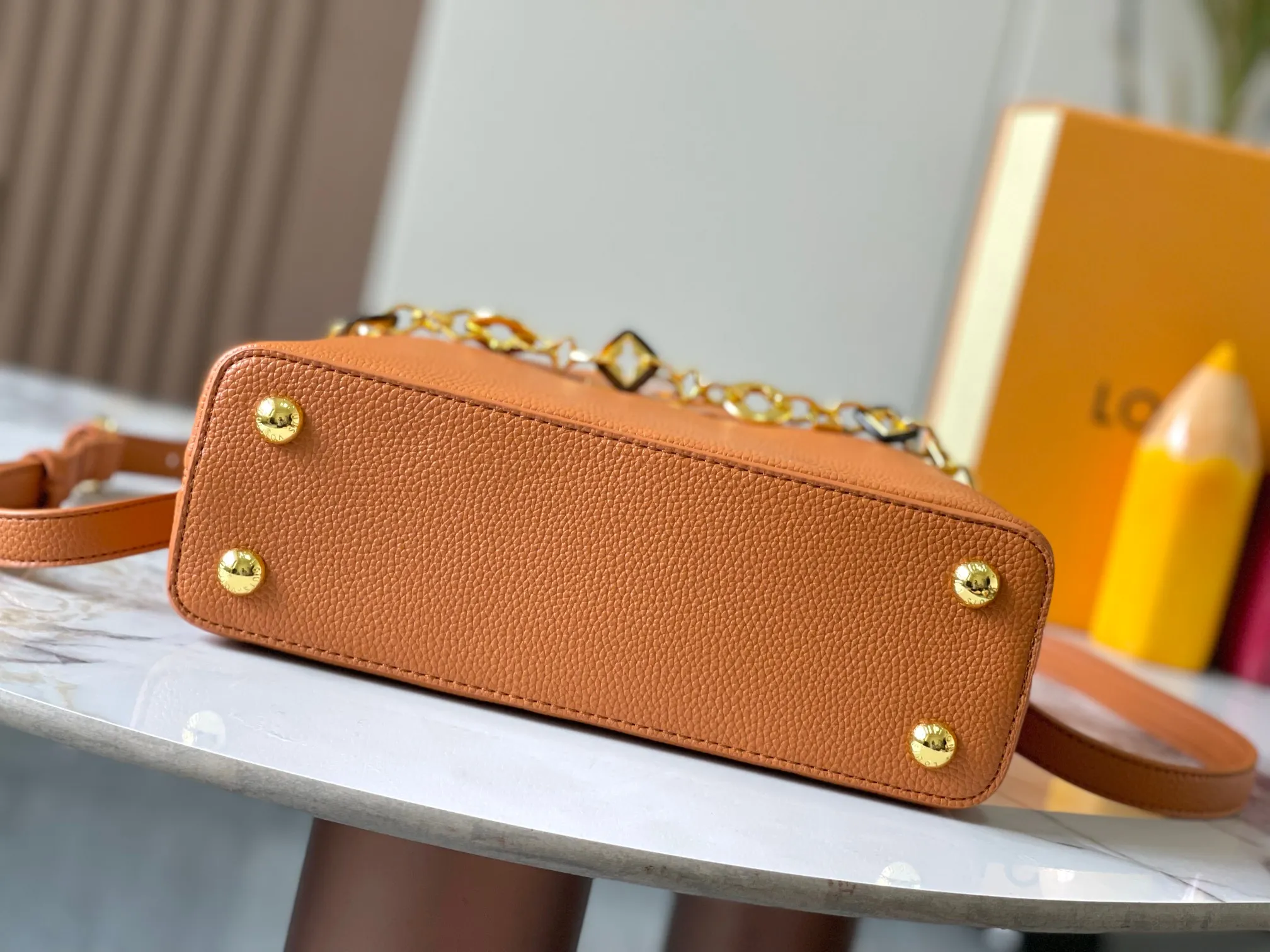 p480 [Guangzhou top quality original version] M14971 Brown This CapucinesBB handbag quotes the design elements of the Harmony series and tells the inspiration of the Monogram flower with a gorgeous chain. The Taurillon cow leather bag is embellished with the resin-coated LV logo, and the flap can be opened externally or internally to reveal a neat interior with multiple pockets. Size:27×18×9cm