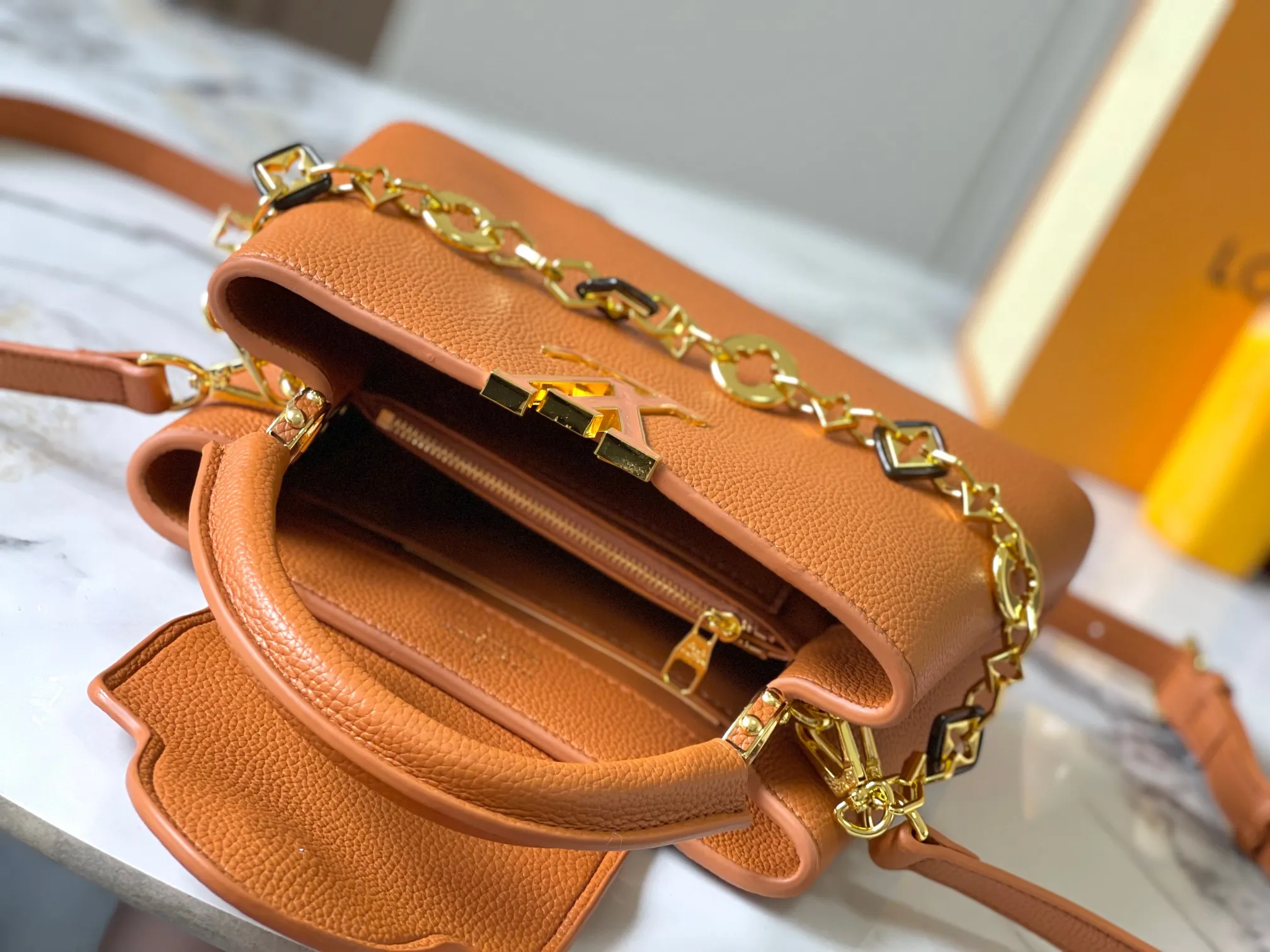 p480 [Guangzhou top quality original version] M14971 Brown This CapucinesBB handbag quotes the design elements of the Harmony series and tells the inspiration of the Monogram flower with a gorgeous chain. The Taurillon cow leather bag is embellished with the resin-coated LV logo, and the flap can be opened externally or internally to reveal a neat interior with multiple pockets. Size:27×18×9cm