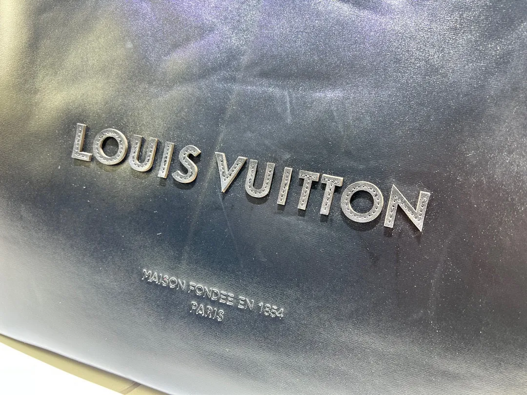 Batch 320💰M24457 Black Orange Blue Green Gray Presbyopia Plaid Black Crocodile Orange Crocodile Pattern 9 Colors ✔️ This Shopper medium handbag draws inspiration from Louis Vuitton shopping bags, with the words Louis Vuitton and Maison Fondée En 1854 written on soft cow leather, with a top handle and a detachable shoulder strap. Size: 40x32x16cm