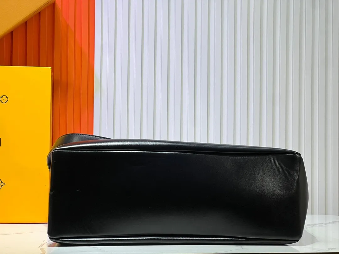 Batch 320💰M24457 Black Orange Blue Green Gray Presbyopia Plaid Black Crocodile Orange Crocodile Pattern 9 Colors ✔️ This Shopper medium handbag draws inspiration from Louis Vuitton shopping bags, with the words Louis Vuitton and Maison Fondée En 1854 written on soft cow leather, with a top handle and a detachable shoulder strap. Size: 40x32x16cm