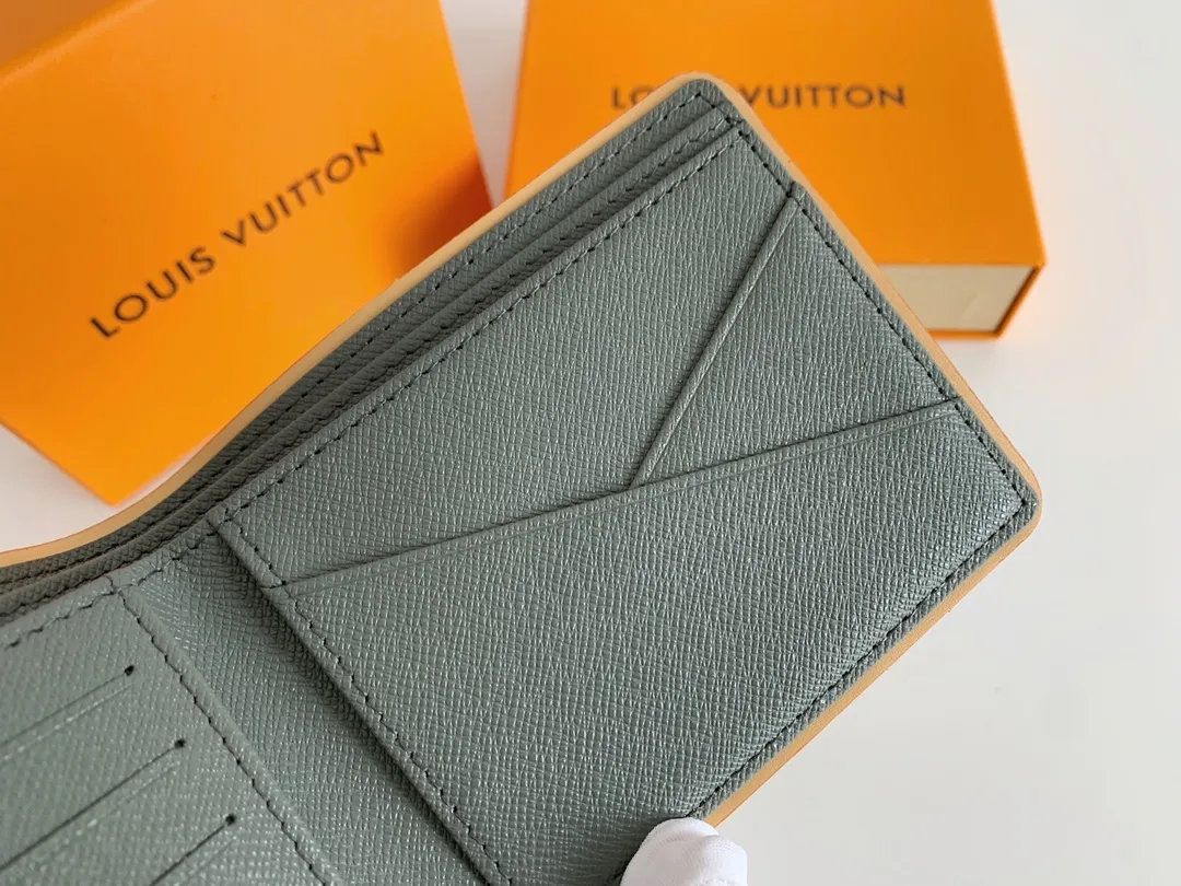 💰130 💎 Monogram Titanium gray canvas is inspired by space exploration and is one of the key fabrics in Louis Vuitton's 2018-19 autumn and winter men's fashion show. The new version of the Multiple wallet made from this fabric is compact in size and can easily be stored in a trousers or jacket pocket, providing ample storage space for cash and credit cards. Model: M63297 Dimensions: 11.5 x 9.0 x 1.5 cm.