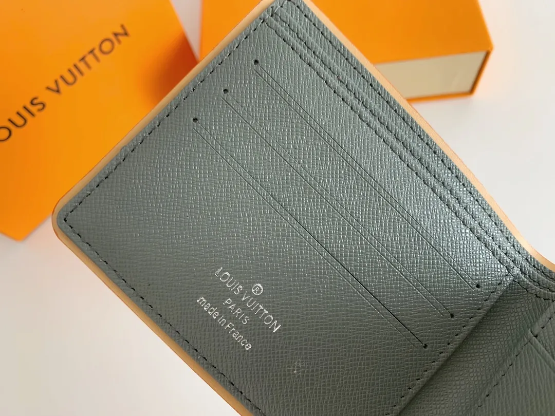 💰130 💎 Monogram Titanium gray canvas is inspired by space exploration and is one of the key fabrics in Louis Vuitton's 2018-19 autumn and winter men's fashion show. The new version of the Multiple wallet made from this fabric is compact in size and can easily be stored in a trousers or jacket pocket, providing ample storage space for cash and credit cards. Model: M63297 Dimensions: 11.5 x 9.0 x 1.5 cm.