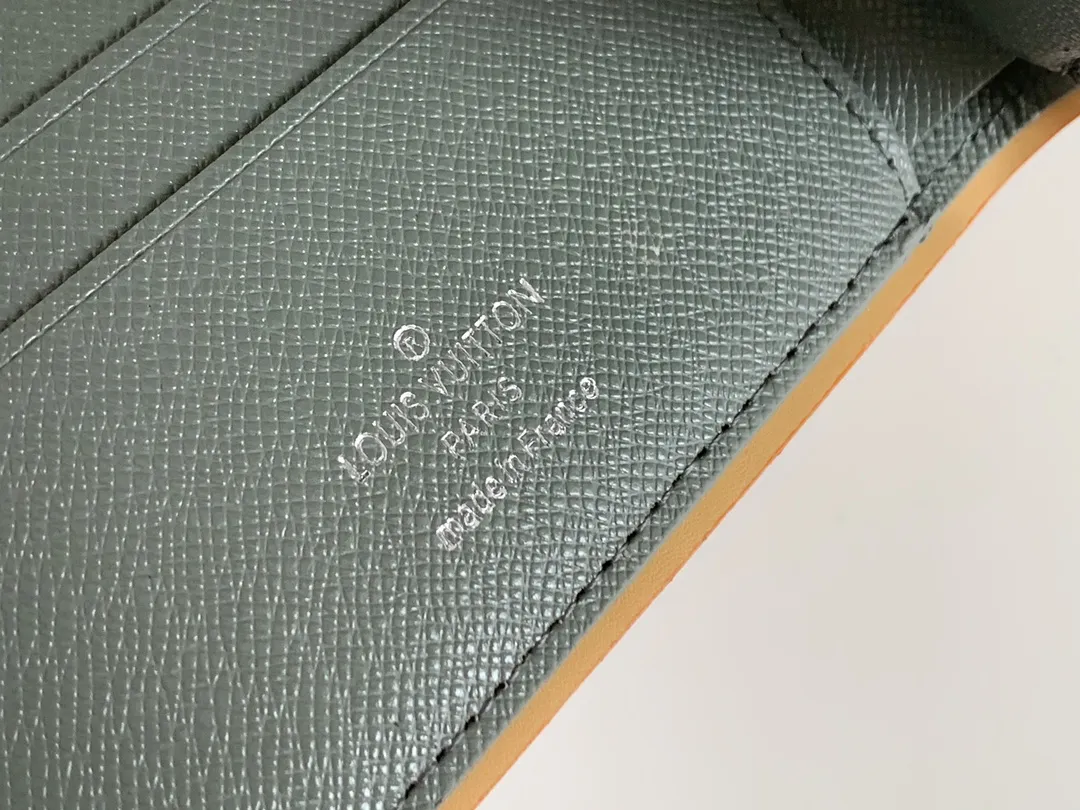 💰130 💎 Monogram Titanium gray canvas is inspired by space exploration and is one of the key fabrics in Louis Vuitton's 2018-19 autumn and winter men's fashion show. The new version of the Multiple wallet made from this fabric is compact in size and can easily be stored in a trousers or jacket pocket, providing ample storage space for cash and credit cards. Model: M63297 Dimensions: 11.5 x 9.0 x 1.5 cm.
