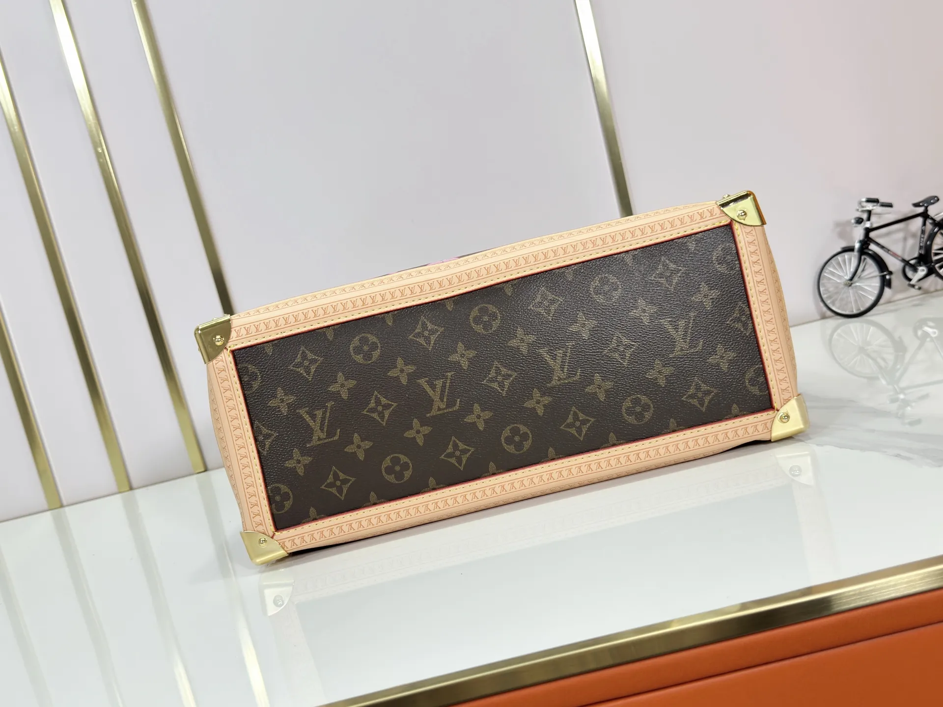 P320 upgraded original M13079 M45495 M44571 Louis Vuitton x Takashi Murakami reissue series interprets the OnTheGo medium handbag in a smart way. The colorful Monogram canvas body, cowhide leather trim and LV x TM key bag highlight the sophisticated style. The shiny corners recall the design of traditional Louis Vuitton luggage, and the shoulder strap and top handle allow for multiple carrying methods. Dimensions: 35.0 x 27.0 x 14.0 cm (length x height x width)