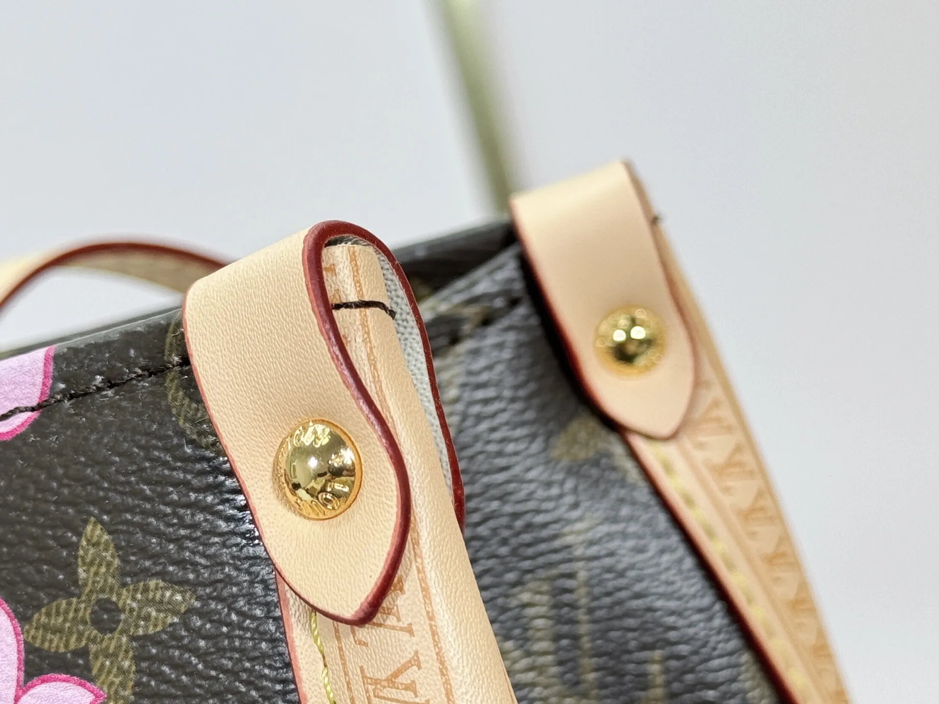 P320 upgraded original M13079 M45495 M44571 Louis Vuitton x Takashi Murakami reissue series interprets the OnTheGo medium handbag in a smart way. The colorful Monogram canvas body, cowhide leather trim and LV x TM key bag highlight the sophisticated style. The shiny corners recall the design of traditional Louis Vuitton luggage, and the shoulder strap and top handle allow for multiple carrying methods. Dimensions: 35.0 x 27.0 x 14.0 cm (length x height x width)