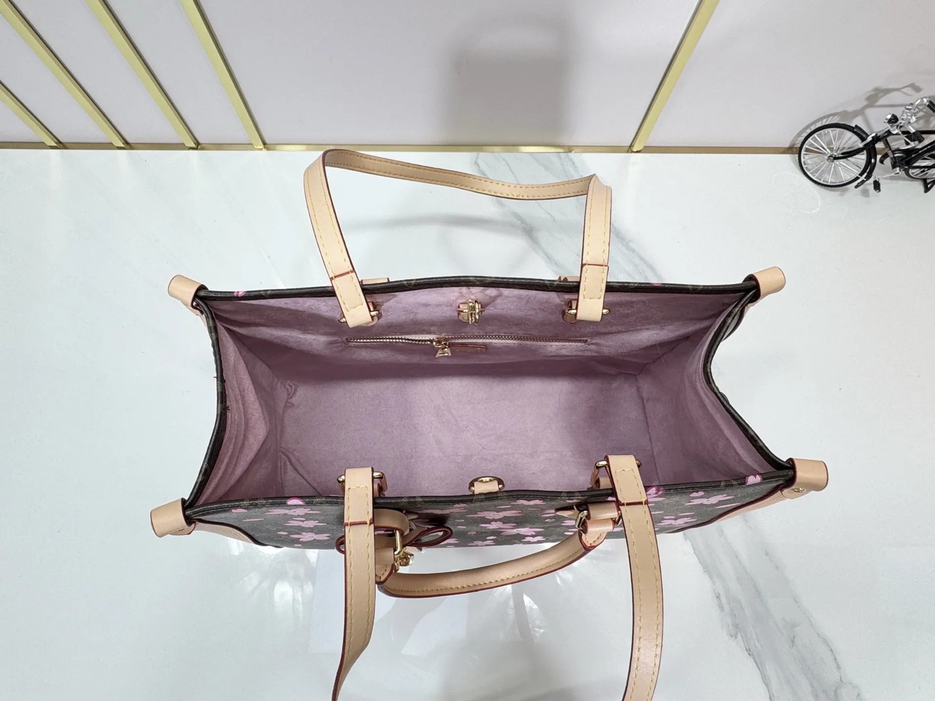 P320 upgraded original M13079 M45495 M44571 Louis Vuitton x Takashi Murakami reissue series interprets the OnTheGo medium handbag in a smart way. The colorful Monogram canvas body, cowhide leather trim and LV x TM key bag highlight the sophisticated style. The shiny corners recall the design of traditional Louis Vuitton luggage, and the shoulder strap and top handle allow for multiple carrying methods. Dimensions: 35.0 x 27.0 x 14.0 cm (length x height x width)
