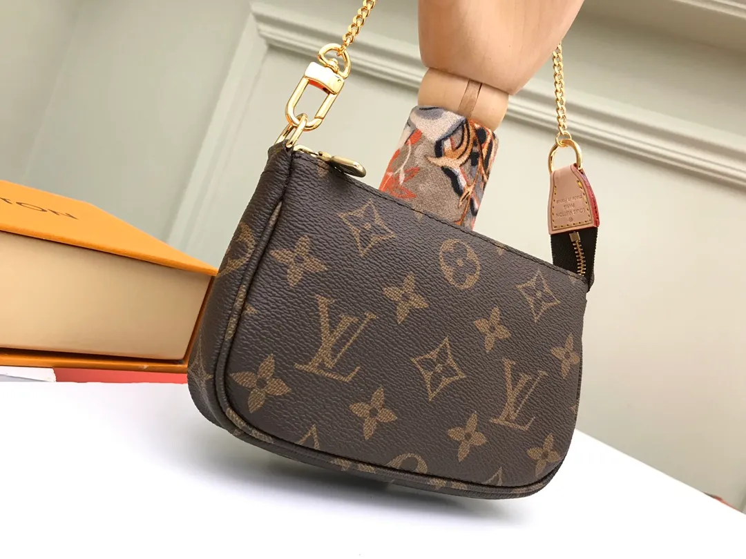 Factory price 240 [Top original order] M58009 Presbyopia 👏👏 This accessory bag opens with a zipper and comes with a gold chain, which can be attached to the D-ring on most Louis Vuitton handbags. Size: 15.5x10.5x4.0cm, packaging: with box